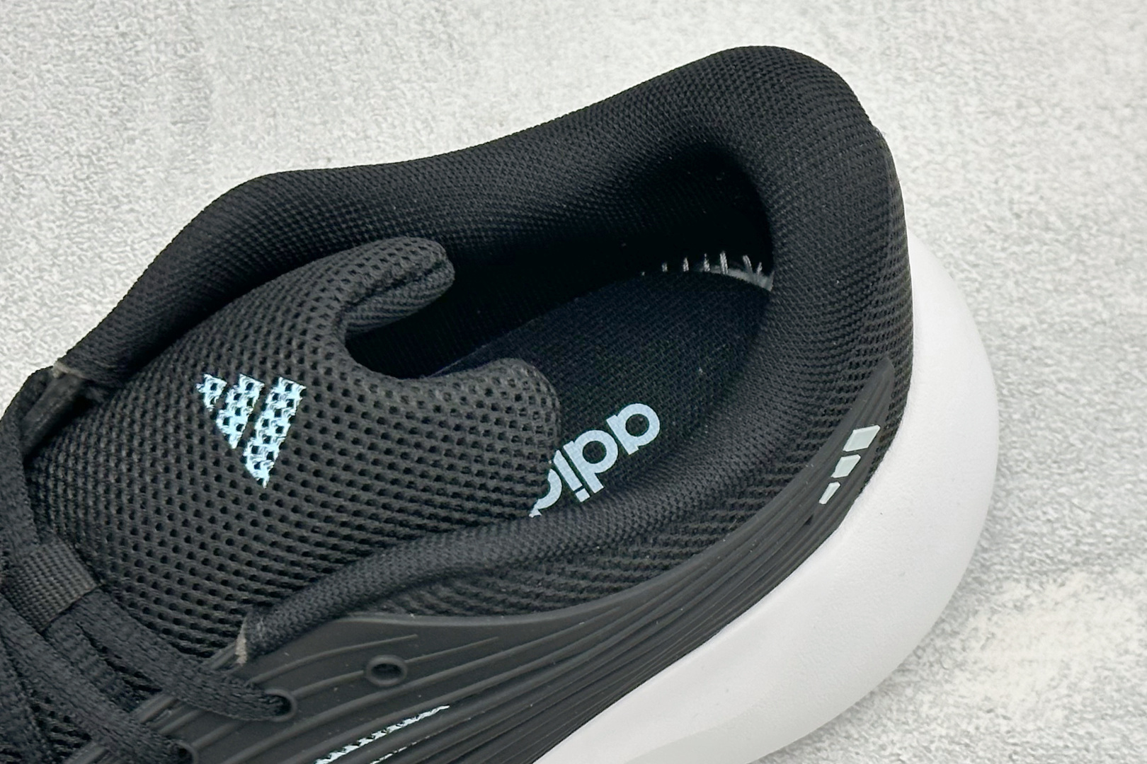 TF版ADIDAS 阿迪舒适百搭防滑耐磨 低帮休闲跑步鞋 中底配置方面搭载全掌Lightstrike Pro 鞋面采用透 TF版ADIDAS 阿迪舒适百搭防滑耐磨 低帮休闲跑步鞋 中底配置方面搭载全掌Lightstrike Pro 鞋面采用透
