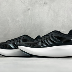 TF版ADIDAS 阿迪舒适百搭防滑耐磨 低帮休闲跑步鞋 中底配置方面搭载全掌Lightstrike Pro 鞋面采用透 TF版ADIDAS 阿迪舒适百搭防滑耐磨 低帮休闲跑步鞋 中底配置方面搭载全掌Lightstrike Pro 鞋面采用透
