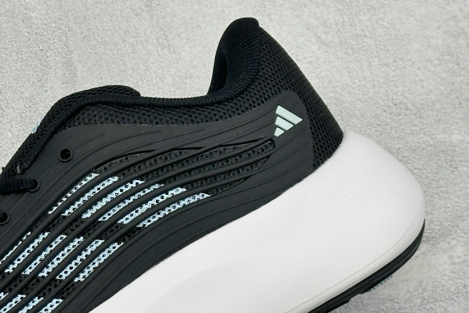 TF版ADIDAS 阿迪舒适百搭防滑耐磨 低帮休闲跑步鞋 中底配置方面搭载全掌Lightstrike Pro 鞋面采用透 TF版ADIDAS 阿迪舒适百搭防滑耐磨 低帮休闲跑步鞋 中底配置方面搭载全掌Lightstrike Pro 鞋面采用透