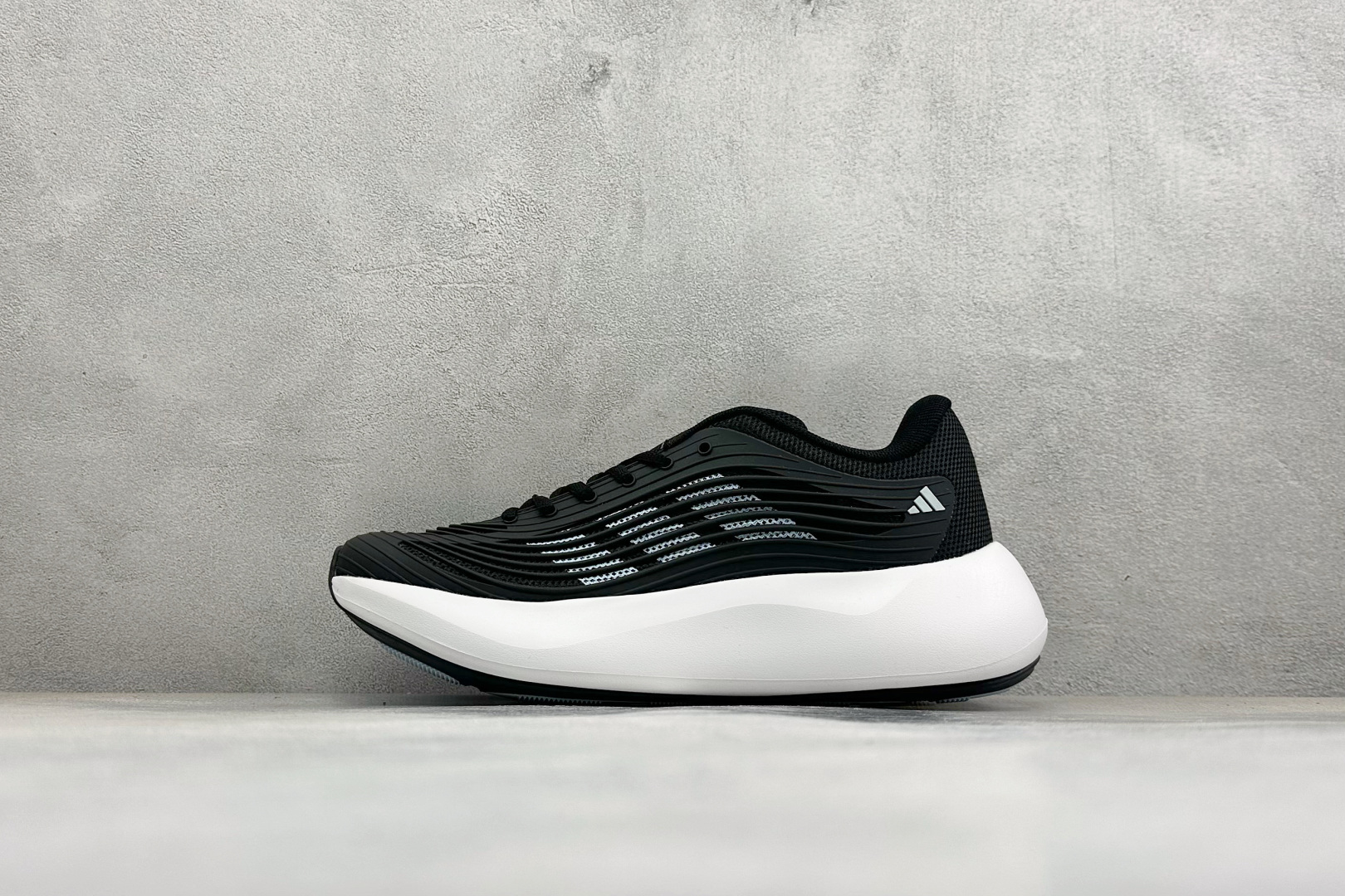 TF版ADIDAS 阿迪舒适百搭防滑耐磨 低帮休闲跑步鞋 中底配置方面搭载全掌Lightstrike Pro 鞋面采用透 TF版ADIDAS 阿迪舒适百搭防滑耐磨 低帮休闲跑步鞋 中底配置方面搭载全掌Lightstrike Pro 鞋面采用透