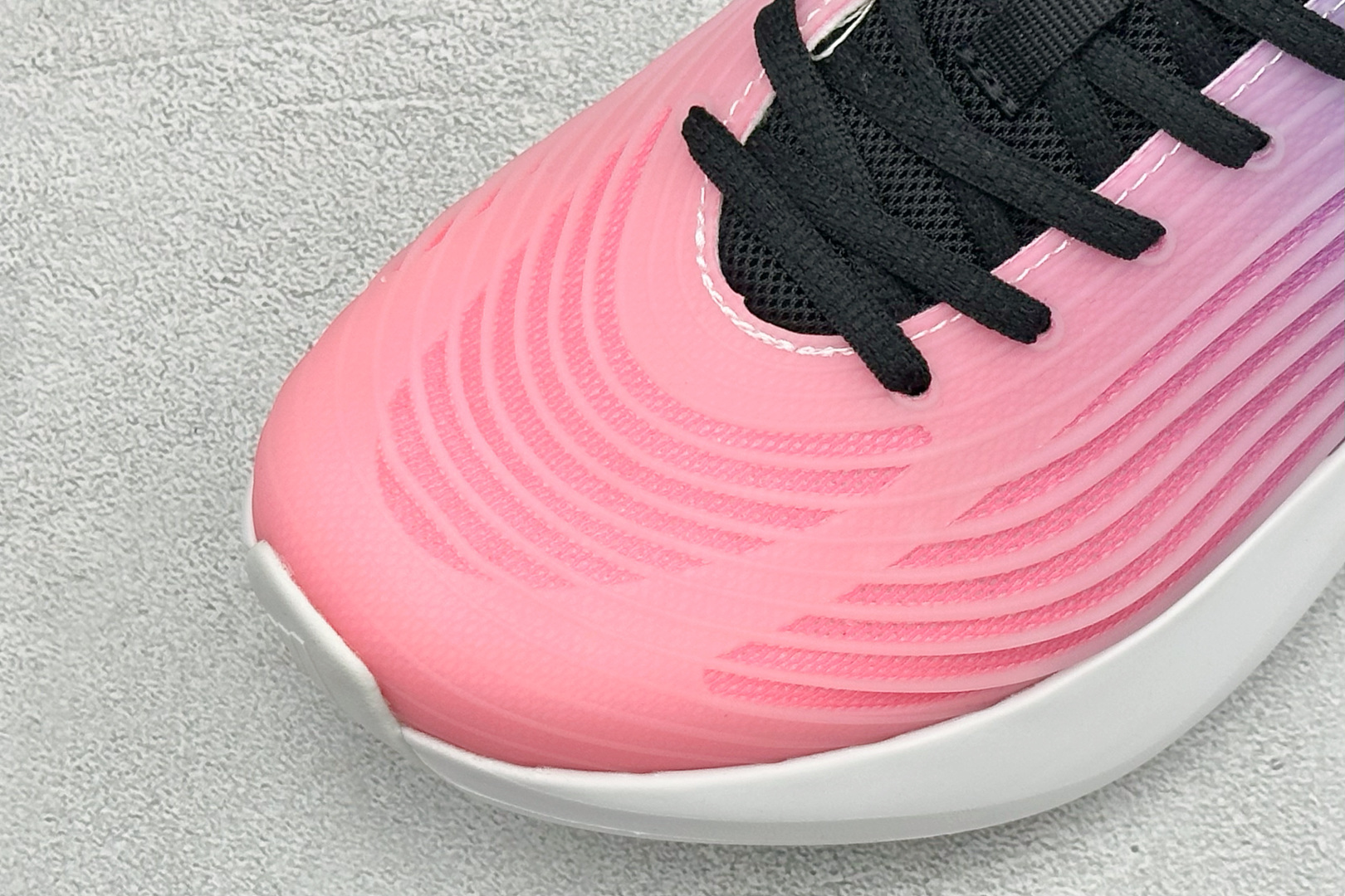 TF版ADIDAS 阿迪舒适百搭防滑耐磨 低帮休闲跑步鞋 中底配置方面搭载全掌Lightstrike Pro 鞋面采用透 TF版ADIDAS 阿迪舒适百搭防滑耐磨 低帮休闲跑步鞋 中底配置方面搭载全掌Lightstrike Pro 鞋面采用透