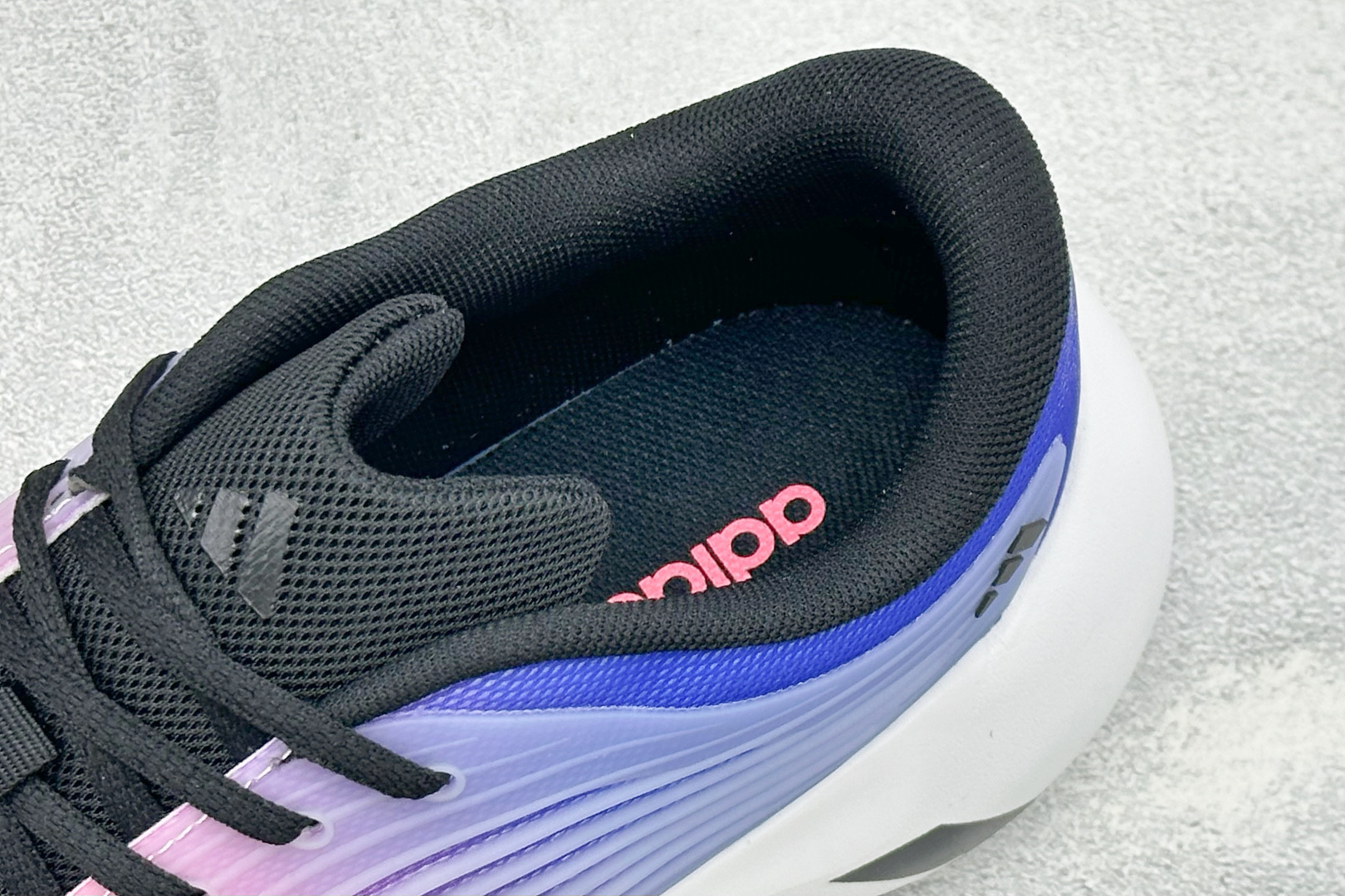TF版ADIDAS 阿迪舒适百搭防滑耐磨 低帮休闲跑步鞋 中底配置方面搭载全掌Lightstrike Pro 鞋面采用透 TF版ADIDAS 阿迪舒适百搭防滑耐磨 低帮休闲跑步鞋 中底配置方面搭载全掌Lightstrike Pro 鞋面采用透