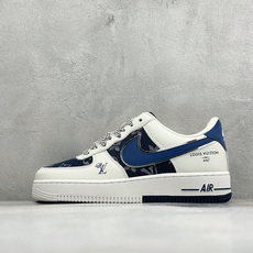 奢潮联名 气场拉满 AIR FORCE 1,这款空军一号LV联名款采用米白软质皮革拼接藏青满印老花帆布,撞色深蓝Swoo 奢潮联名 气场拉满 AIR FORCE 1,这款空军一号LV联名款采用米白软质皮革拼接藏青满印老花帆布,撞色深蓝Swoo