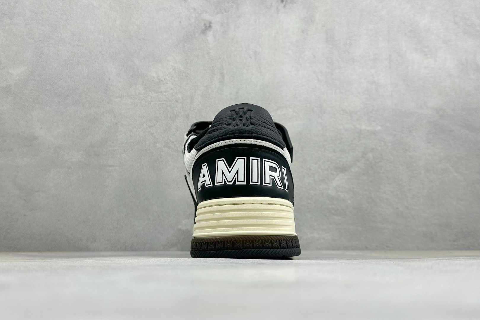 AMIRI 埃米尔Ma Skyline 牛皮革 复古篮球风格 圆头魔术贴 低帮板鞋 原鞋复刻开发,头层牛皮材质 潮男鞋柜 AMIRI 埃米尔Ma Skyline 牛皮革 复古篮球风格 圆头魔术贴 低帮板鞋 原鞋复刻开发,头层牛皮材质 潮男鞋柜
