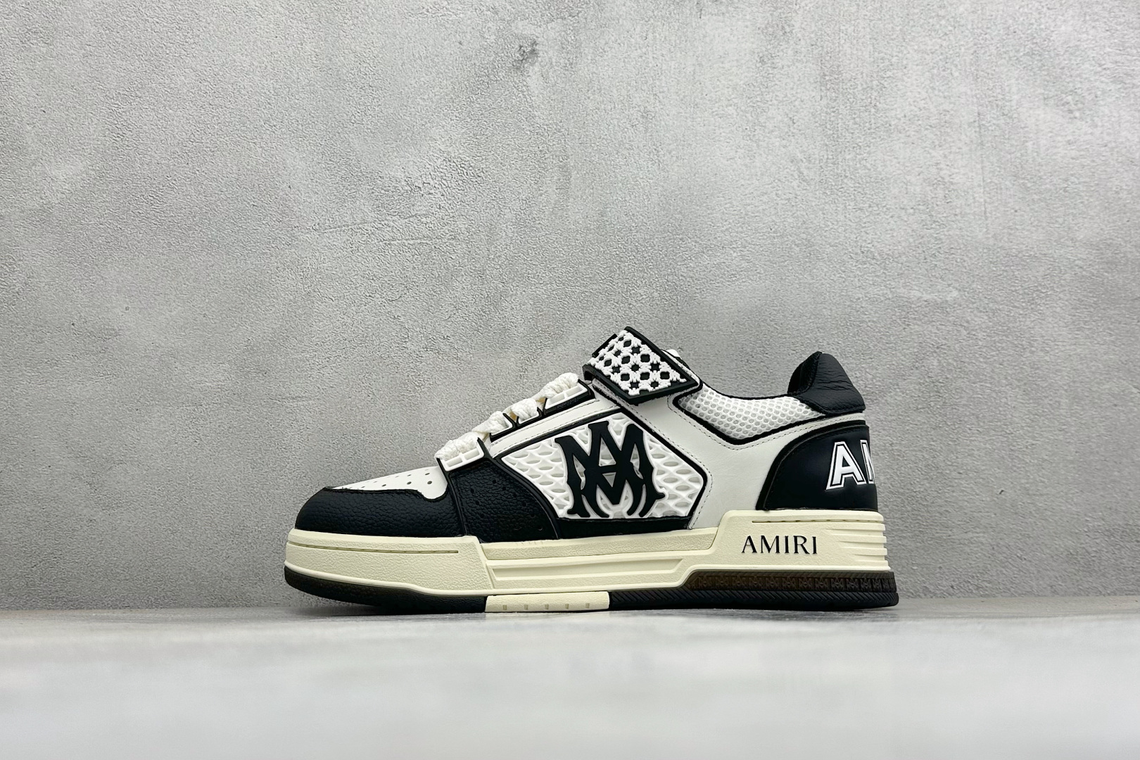 AMIRI 埃米尔Ma Skyline 牛皮革 复古篮球风格 圆头魔术贴 低帮板鞋 原鞋复刻开发,头层牛皮材质 潮男鞋柜 AMIRI 埃米尔Ma Skyline 牛皮革 复古篮球风格 圆头魔术贴 低帮板鞋 原鞋复刻开发,头层牛皮材质 潮男鞋柜