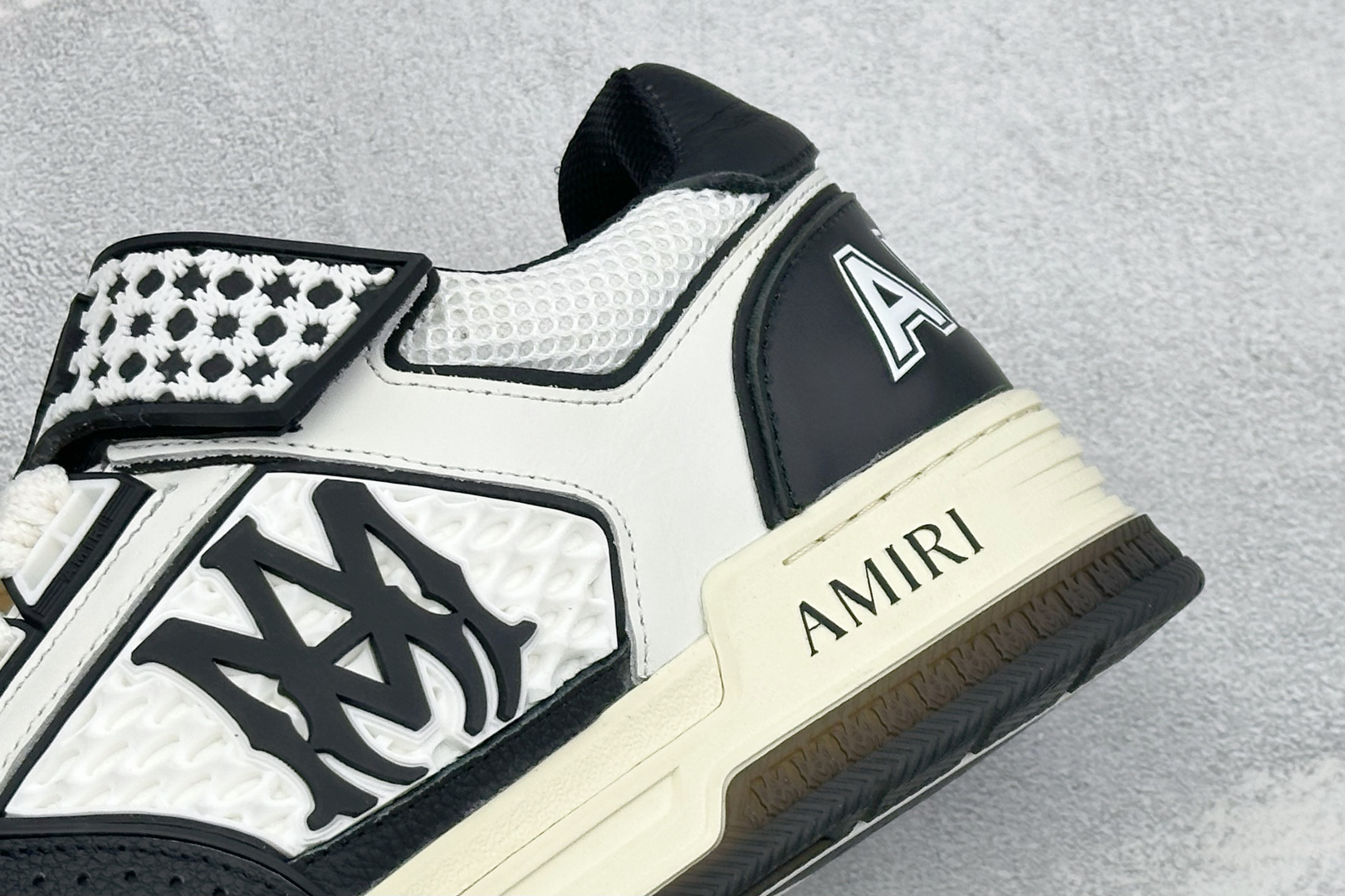 AMIRI 埃米尔Ma Skyline 牛皮革 复古篮球风格 圆头魔术贴 低帮板鞋 原鞋复刻开发,头层牛皮材质 潮男鞋柜 AMIRI 埃米尔Ma Skyline 牛皮革 复古篮球风格 圆头魔术贴 低帮板鞋 原鞋复刻开发,头层牛皮材质 潮男鞋柜