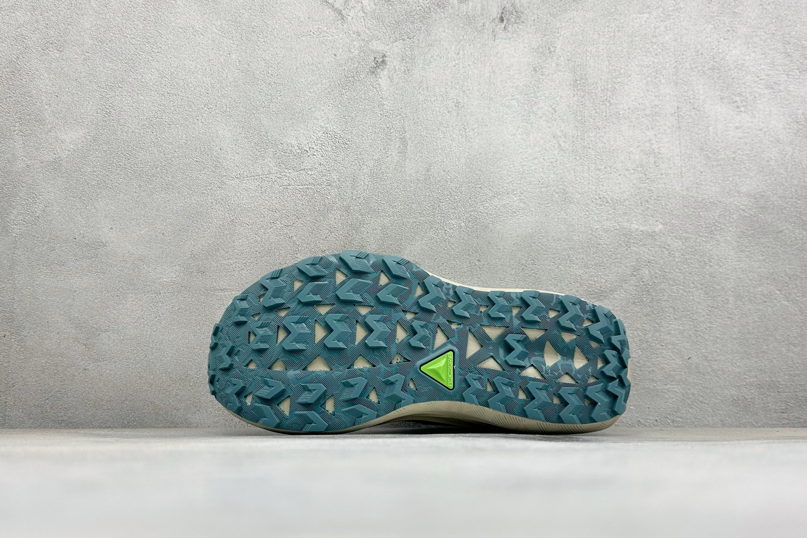 ASICS GEL-TRABUCO MAX 5 亚瑟士 网面透气越野跑步鞋 这双鞋的外观设计超级吸引人 简约大气 色彩搭 ASICS GEL-TRABUCO MAX 5 亚瑟士 网面透气越野跑步鞋 这双鞋的外观设计超级吸引人 简约大气 色彩搭
