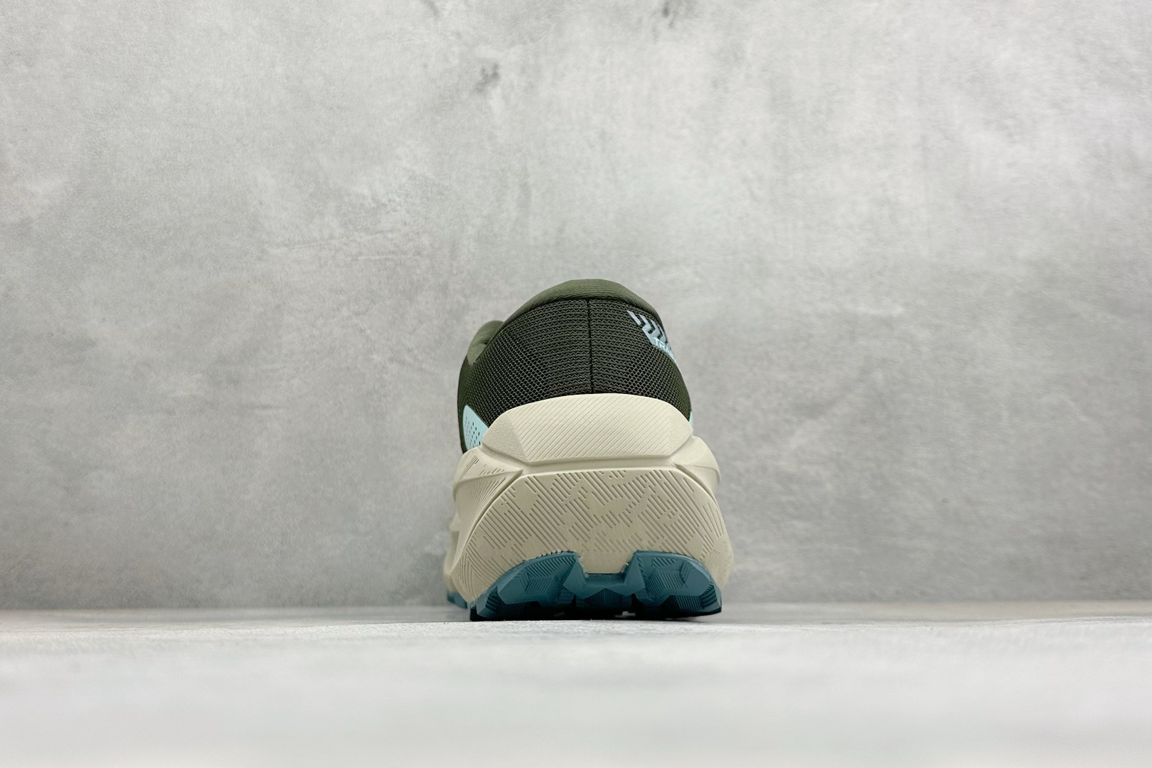 ASICS GEL-TRABUCO MAX 5 亚瑟士 网面透气越野跑步鞋 这双鞋的外观设计超级吸引人 简约大气 色彩搭 ASICS GEL-TRABUCO MAX 5 亚瑟士 网面透气越野跑步鞋 这双鞋的外观设计超级吸引人 简约大气 色彩搭