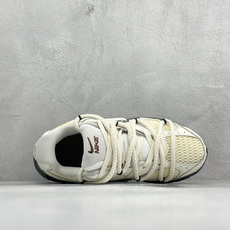 NIKE INITIATOR创始者系列 复古休闲运动舒适跑鞋 采用透气网眼鞋面和支撑覆盖层,自然运动设计的Phlyon中 NIKE INITIATOR创始者系列 复古休闲运动舒适跑鞋 采用透气网眼鞋面和支撑覆盖层,自然运动设计的Phlyon中