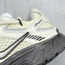 NIKE INITIATOR创始者系列 复古休闲运动舒适跑鞋 采用透气网眼鞋面和支撑覆盖层,自然运动设计的Phlyon中 NIKE INITIATOR创始者系列 复古休闲运动舒适跑鞋 采用透气网眼鞋面和支撑覆盖层,自然运动设计的Phlyon中