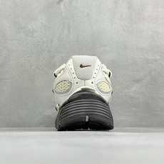 NIKE INITIATOR创始者系列 复古休闲运动舒适跑鞋 采用透气网眼鞋面和支撑覆盖层,自然运动设计的Phlyon中 NIKE INITIATOR创始者系列 复古休闲运动舒适跑鞋 采用透气网眼鞋面和支撑覆盖层,自然运动设计的Phlyon中