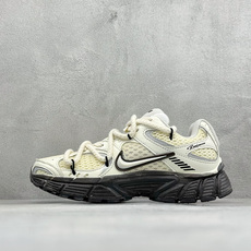 NIKE INITIATOR创始者系列 复古休闲运动舒适跑鞋 采用透气网眼鞋面和支撑覆盖层,自然运动设计的Phlyon中 NIKE INITIATOR创始者系列 复古休闲运动舒适跑鞋 采用透气网眼鞋面和支撑覆盖层,自然运动设计的Phlyon中