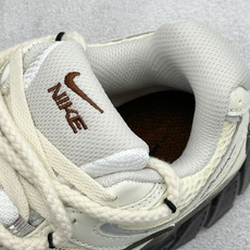 NIKE INITIATOR创始者系列 复古休闲运动舒适跑鞋 采用透气网眼鞋面和支撑覆盖层,自然运动设计的Phlyon中 NIKE INITIATOR创始者系列 复古休闲运动舒适跑鞋 采用透气网眼鞋面和支撑覆盖层,自然运动设计的Phlyon中