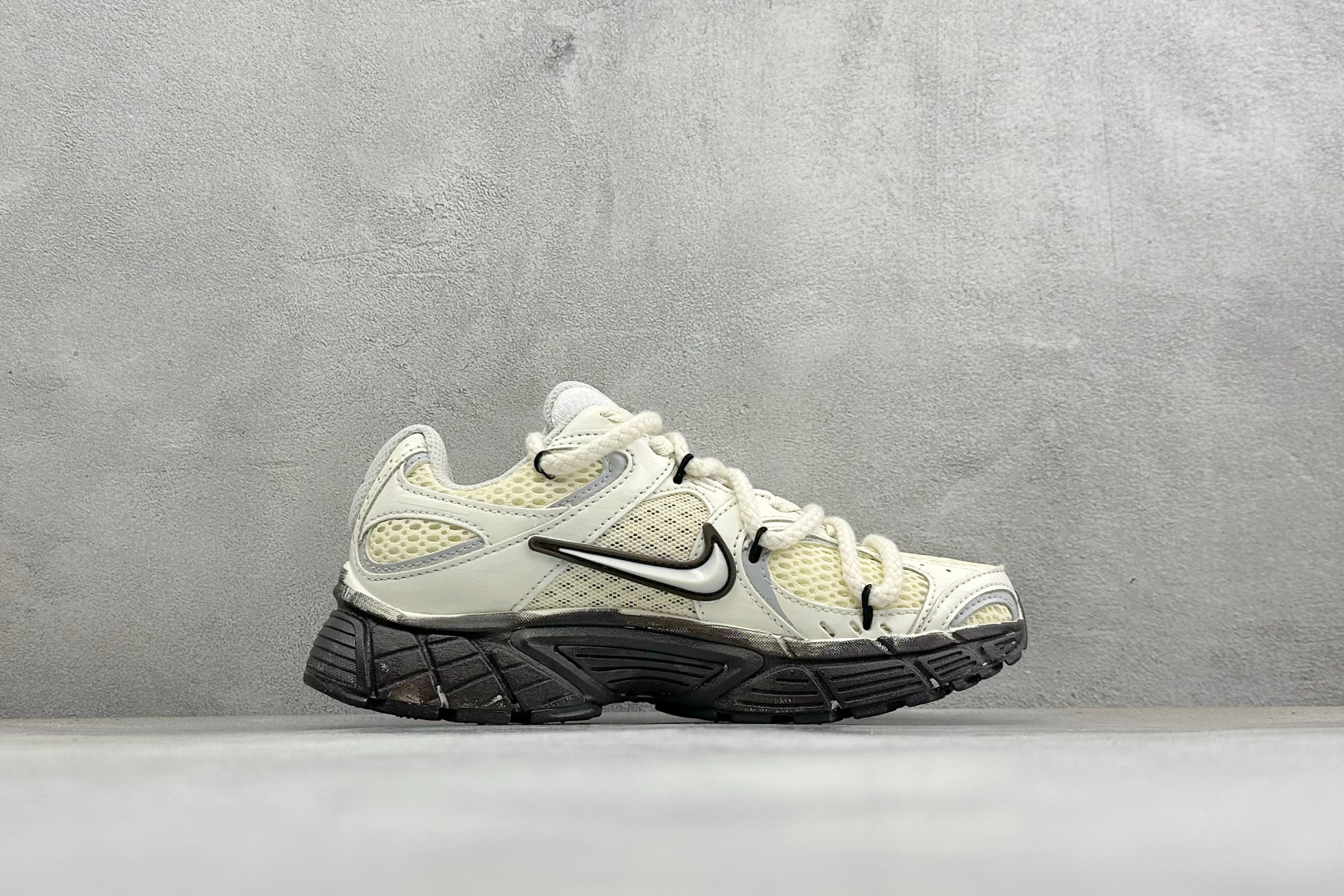 NIKE INITIATOR创始者系列 复古休闲运动舒适跑鞋 采用透气网眼鞋面和支撑覆盖层,自然运动设计的Phlyon中 NIKE INITIATOR创始者系列 复古休闲运动舒适跑鞋 采用透气网眼鞋面和支撑覆盖层,自然运动设计的Phlyon中