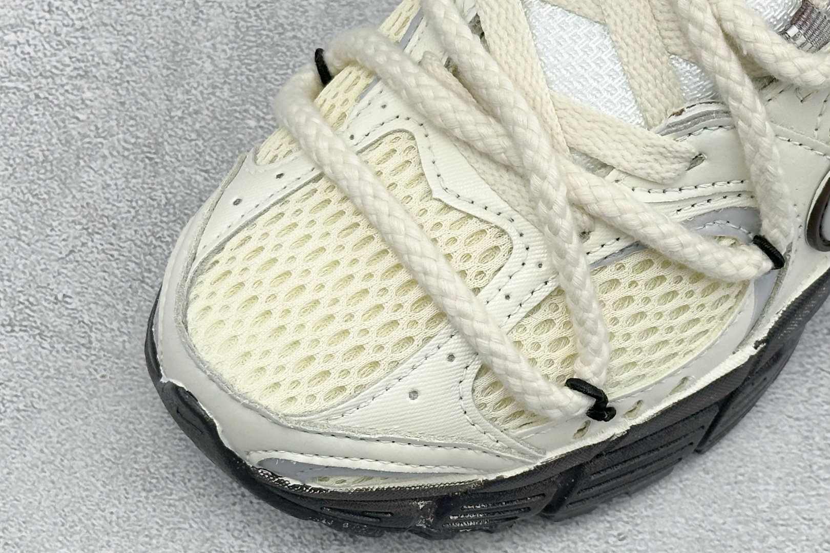 NIKE INITIATOR创始者系列 复古休闲运动舒适跑鞋 采用透气网眼鞋面和支撑覆盖层,自然运动设计的Phlyon中 NIKE INITIATOR创始者系列 复古休闲运动舒适跑鞋 采用透气网眼鞋面和支撑覆盖层,自然运动设计的Phlyon中