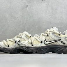 NIKE INITIATOR创始者系列 复古休闲运动舒适跑鞋 采用透气网眼鞋面和支撑覆盖层,自然运动设计的Phlyon中 NIKE INITIATOR创始者系列 复古休闲运动舒适跑鞋 采用透气网眼鞋面和支撑覆盖层,自然运动设计的Phlyon中