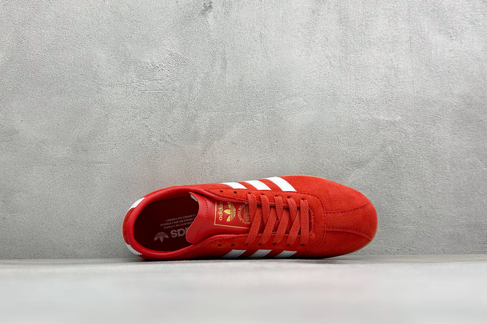 Adidas Tokyo W 阿迪达斯 舒适百搭经典休闲薄底鞋 鞋面设计舒适贴合脚面 同时采用柔软材质 穿着轻便舒适 侧 Adidas Tokyo W 阿迪达斯 舒适百搭经典休闲薄底鞋 鞋面设计舒适贴合脚面 同时采用柔软材质 穿着轻便舒适 侧