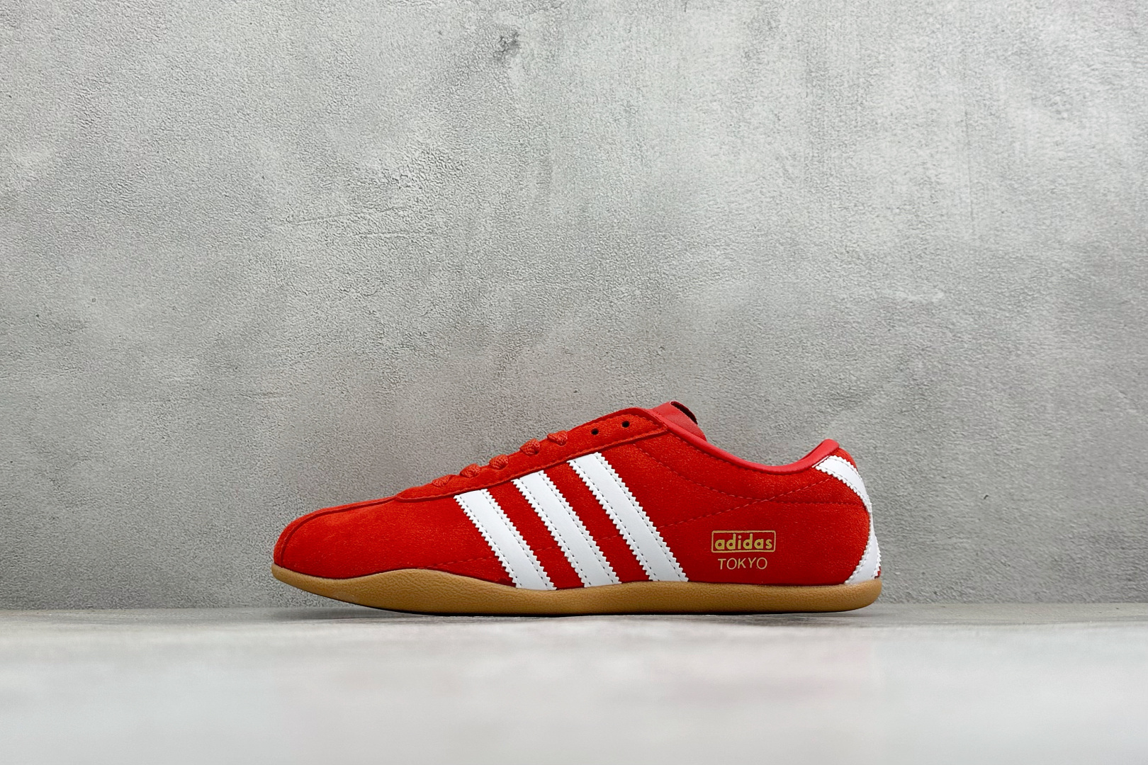 Adidas Tokyo W 阿迪达斯 舒适百搭经典休闲薄底鞋 鞋面设计舒适贴合脚面 同时采用柔软材质 穿着轻便舒适 侧 Adidas Tokyo W 阿迪达斯 舒适百搭经典休闲薄底鞋 鞋面设计舒适贴合脚面 同时采用柔软材质 穿着轻便舒适 侧