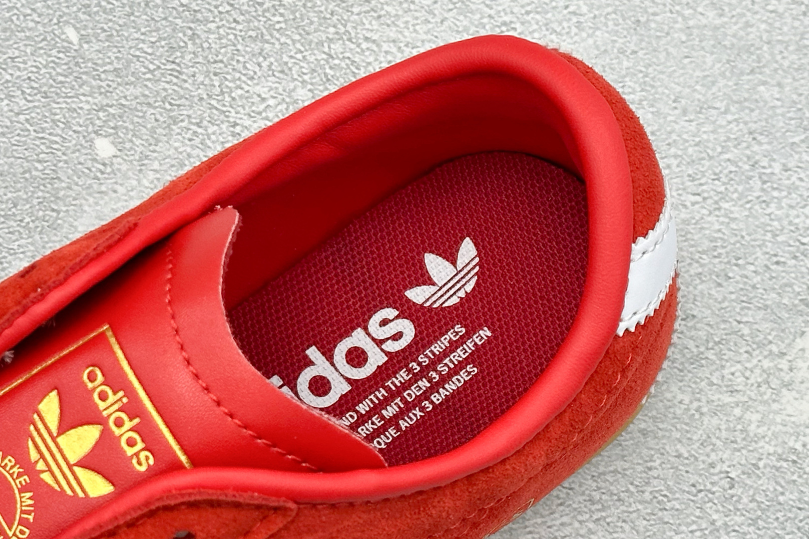Adidas Tokyo W 阿迪达斯 舒适百搭经典休闲薄底鞋 鞋面设计舒适贴合脚面 同时采用柔软材质 穿着轻便舒适 侧 Adidas Tokyo W 阿迪达斯 舒适百搭经典休闲薄底鞋 鞋面设计舒适贴合脚面 同时采用柔软材质 穿着轻便舒适 侧