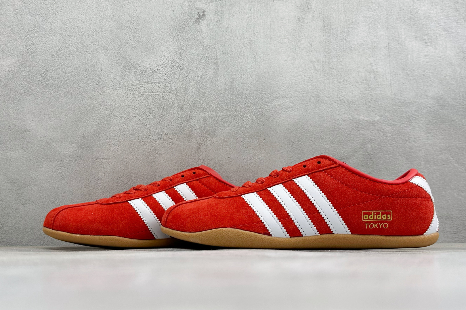 Adidas Tokyo W 阿迪达斯 舒适百搭经典休闲薄底鞋 鞋面设计舒适贴合脚面 同时采用柔软材质 穿着轻便舒适 侧 Adidas Tokyo W 阿迪达斯 舒适百搭经典休闲薄底鞋 鞋面设计舒适贴合脚面 同时采用柔软材质 穿着轻便舒适 侧