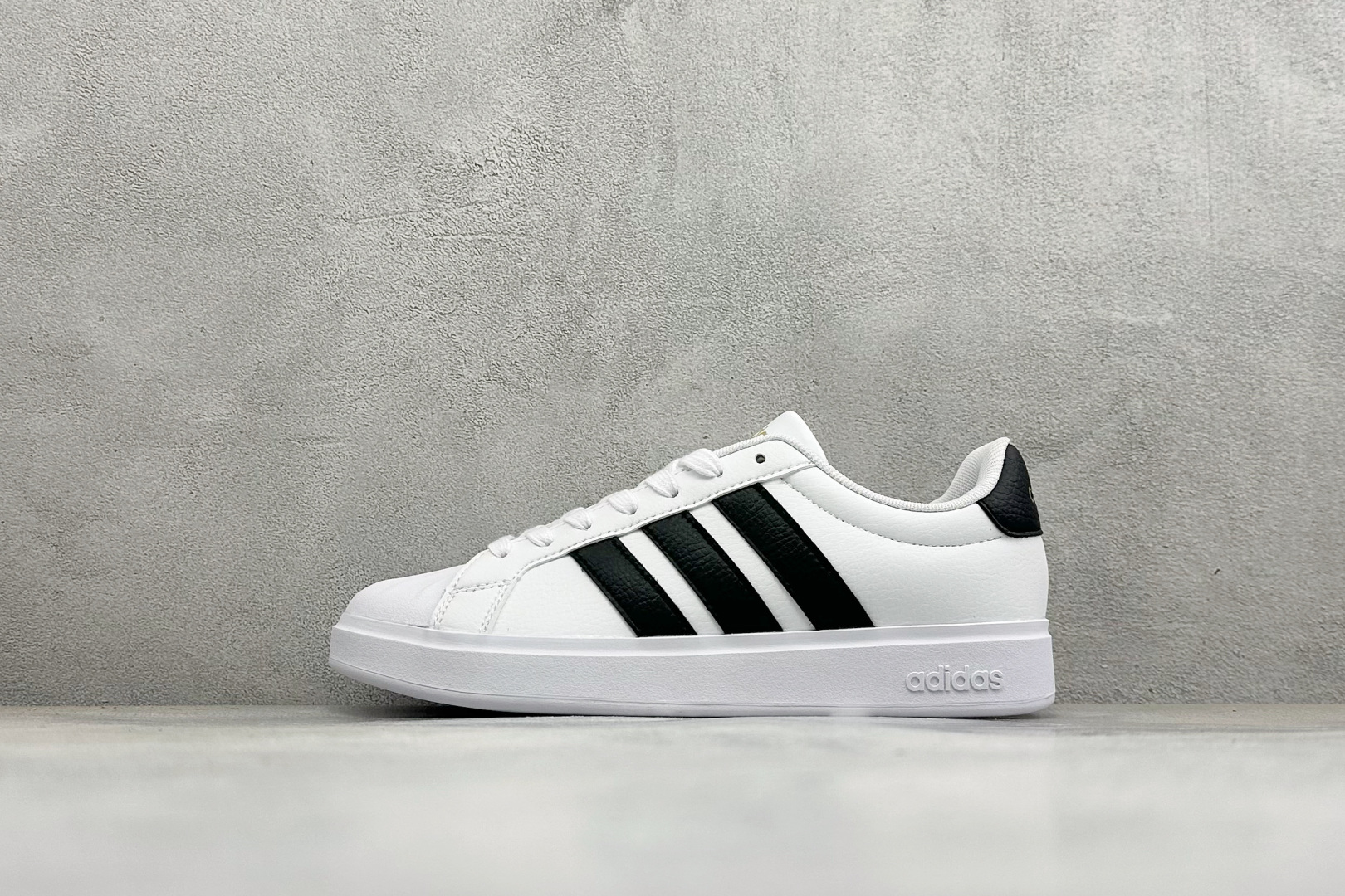 ADIDAS STREETTALK阿迪达斯夏季新款贝壳头3.0低帮休闲板鞋 货号: jp-8275 尺码: 36 36. ADIDAS STREETTALK阿迪达斯夏季新款贝壳头3.0低帮休闲板鞋 货号: jp-8275 尺码: 36 36.