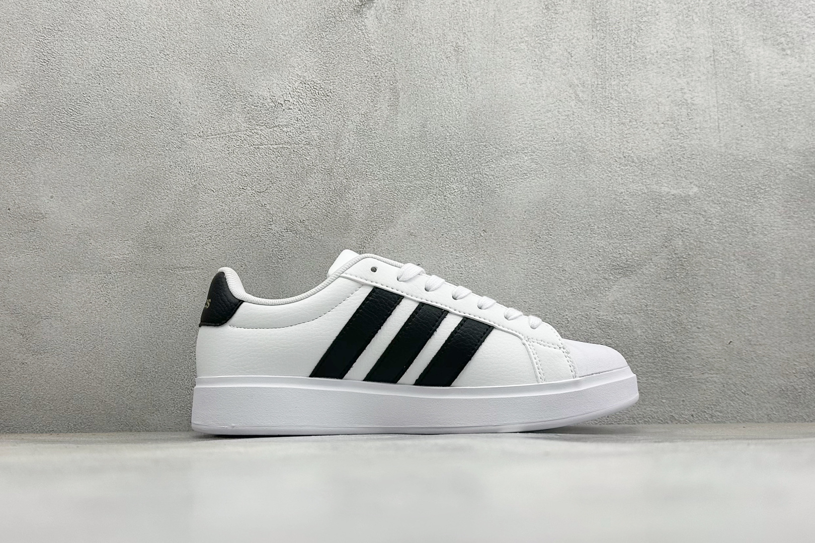 ADIDAS STREETTALK阿迪达斯夏季新款贝壳头3.0低帮休闲板鞋 货号: jp-8275 尺码: 36 36. ADIDAS STREETTALK阿迪达斯夏季新款贝壳头3.0低帮休闲板鞋 货号: jp-8275 尺码: 36 36.
