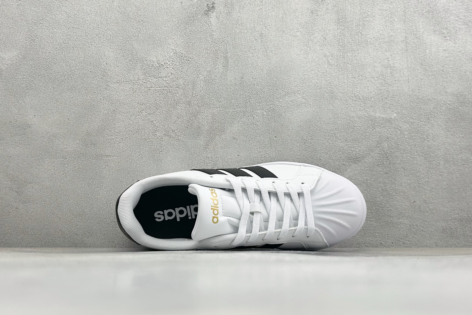 ADIDAS STREETTALK阿迪达斯夏季新款贝壳头3.0低帮休闲板鞋 货号: jp-8275 尺码: 36 36. ADIDAS STREETTALK阿迪达斯夏季新款贝壳头3.0低帮休闲板鞋 货号: jp-8275 尺码: 36 36.