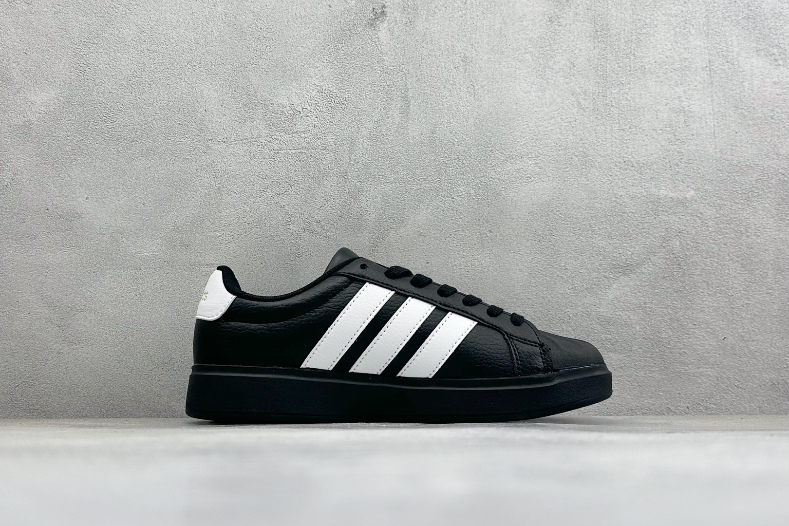 ADIDAS STREETTALK阿迪达斯夏季新款贝壳头3.0低帮休闲板鞋 货号: JS5053 尺码: 36 36.5 ADIDAS STREETTALK阿迪达斯夏季新款贝壳头3.0低帮休闲板鞋 货号: JS5053 尺码: 36 36.5