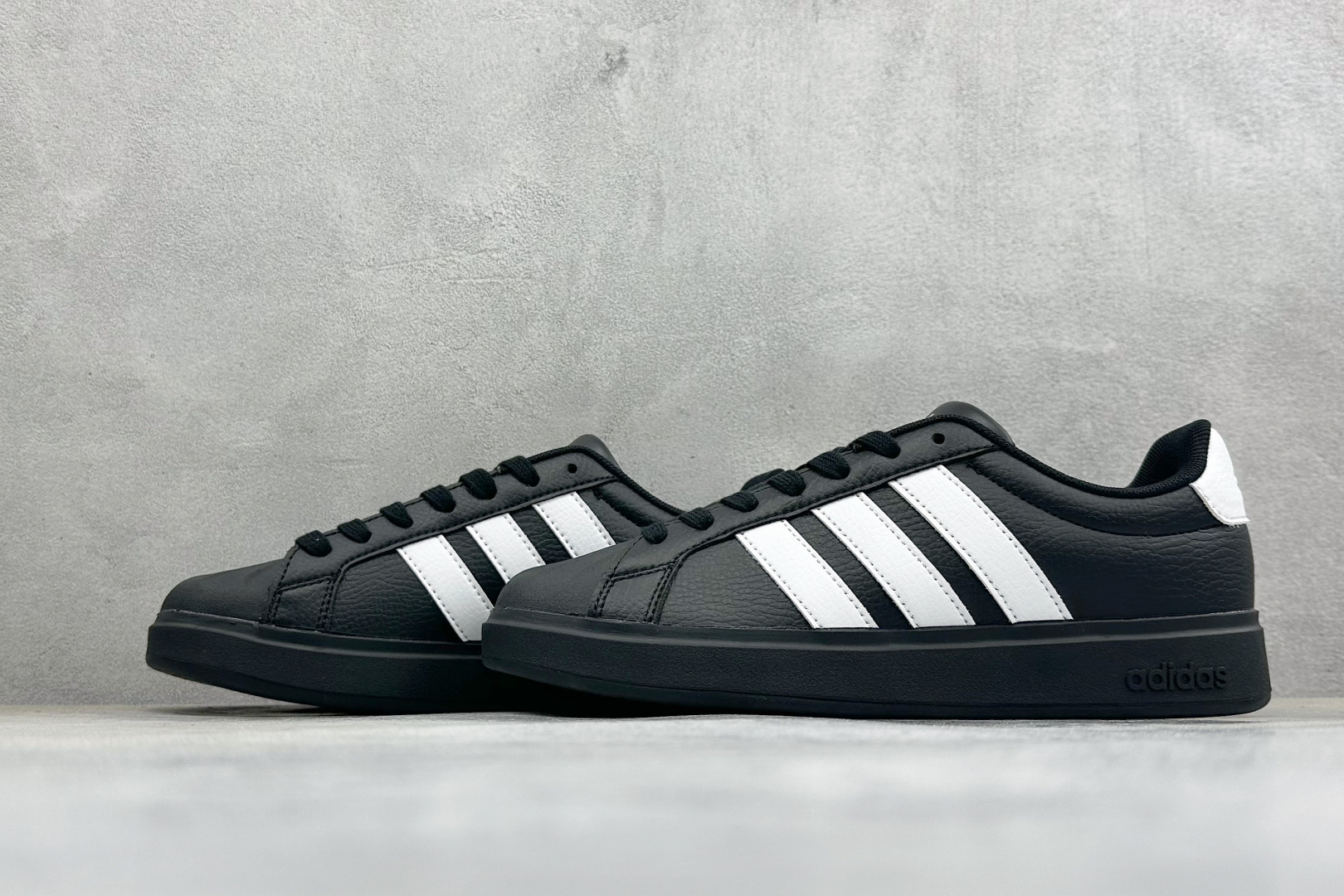 ADIDAS STREETTALK阿迪达斯夏季新款贝壳头3.0低帮休闲板鞋 货号: JS5053 尺码: 36 36.5 ADIDAS STREETTALK阿迪达斯夏季新款贝壳头3.0低帮休闲板鞋 货号: JS5053 尺码: 36 36.5