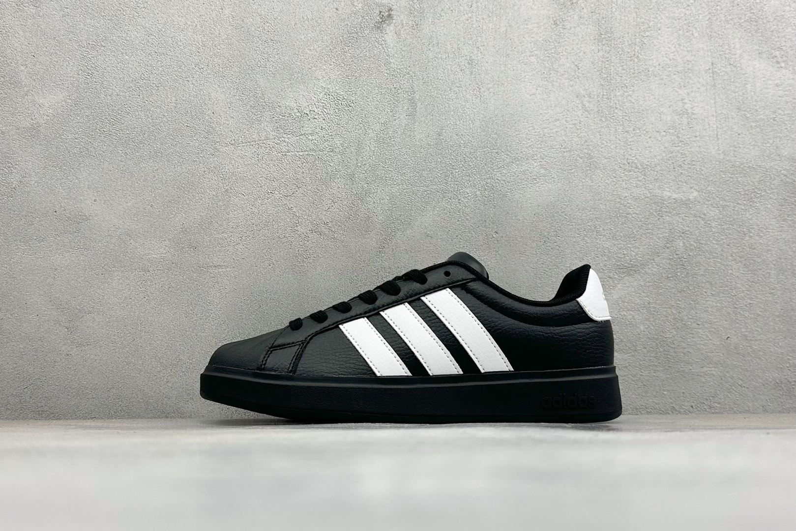 ADIDAS STREETTALK阿迪达斯夏季新款贝壳头3.0低帮休闲板鞋 货号: JS5053 尺码: 36 36.5 ADIDAS STREETTALK阿迪达斯夏季新款贝壳头3.0低帮休闲板鞋 货号: JS5053 尺码: 36 36.5