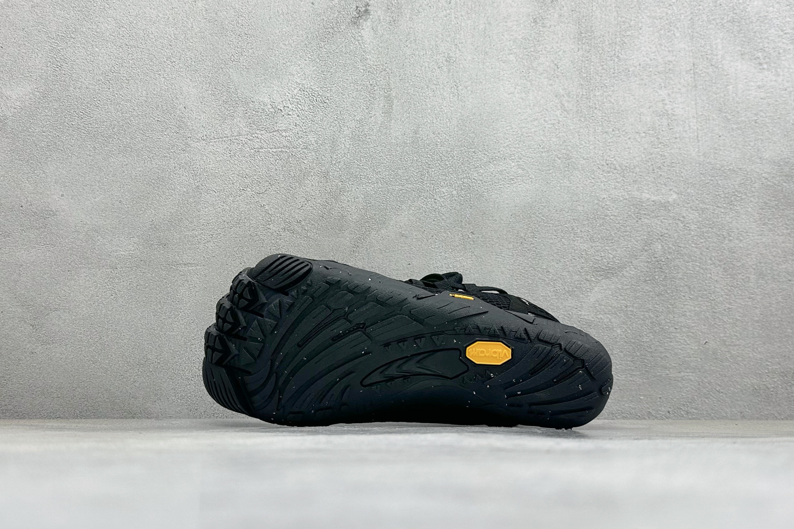 Vibram 五指鞋 专业室内综合健身运动赤足 防滑耐磨透气轻便 低帮训练鞋 货号：25M1801 尺码：36-47 编
