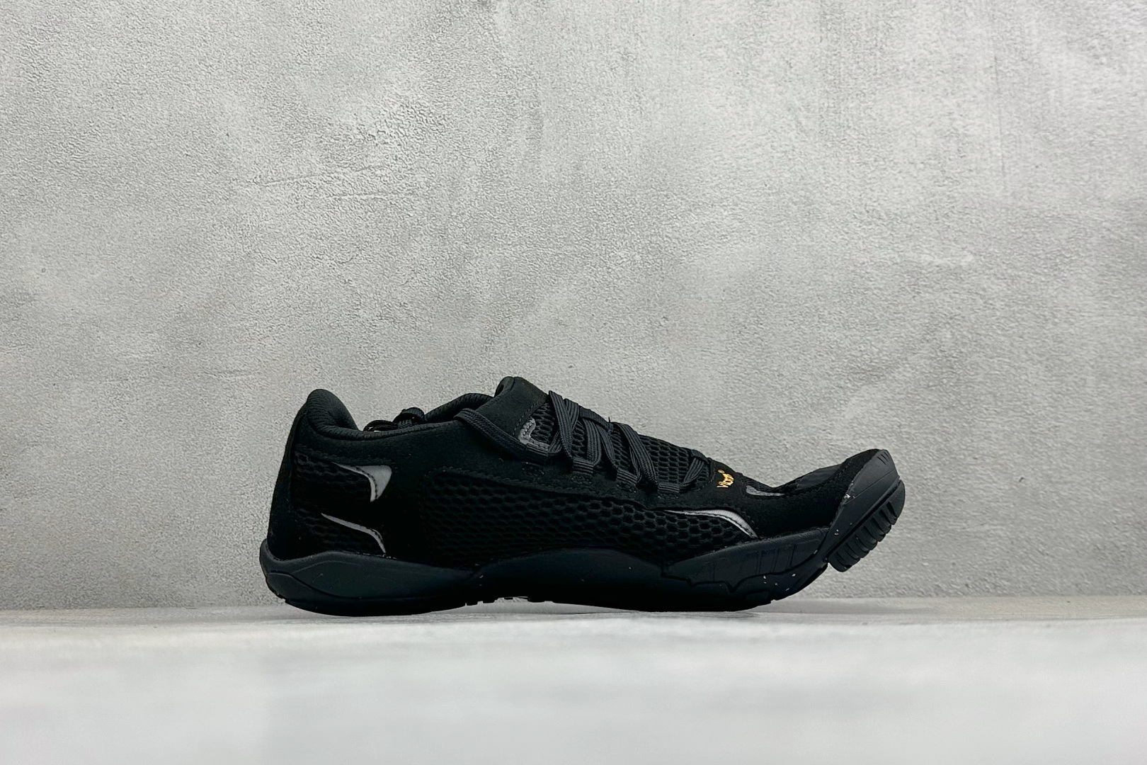 Vibram 五指鞋 专业室内综合健身运动赤足 防滑耐磨透气轻便 低帮训练鞋 货号：25M1801 尺码：36-47 编