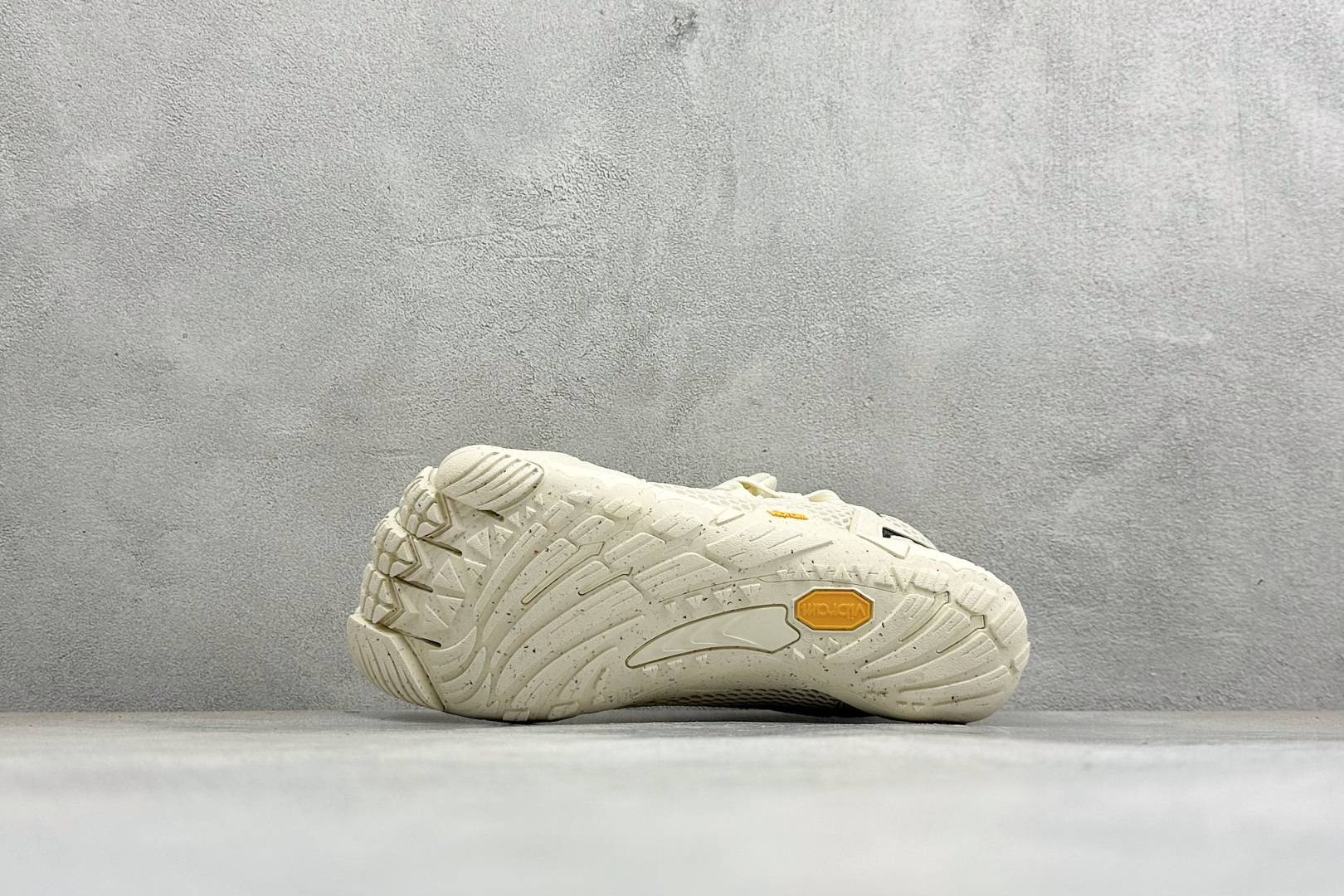 Vibram 五指鞋 专业室内综合健身运动赤足 防滑耐磨透气轻便 低帮训练鞋 货号：25M1802 尺码：36-47 编