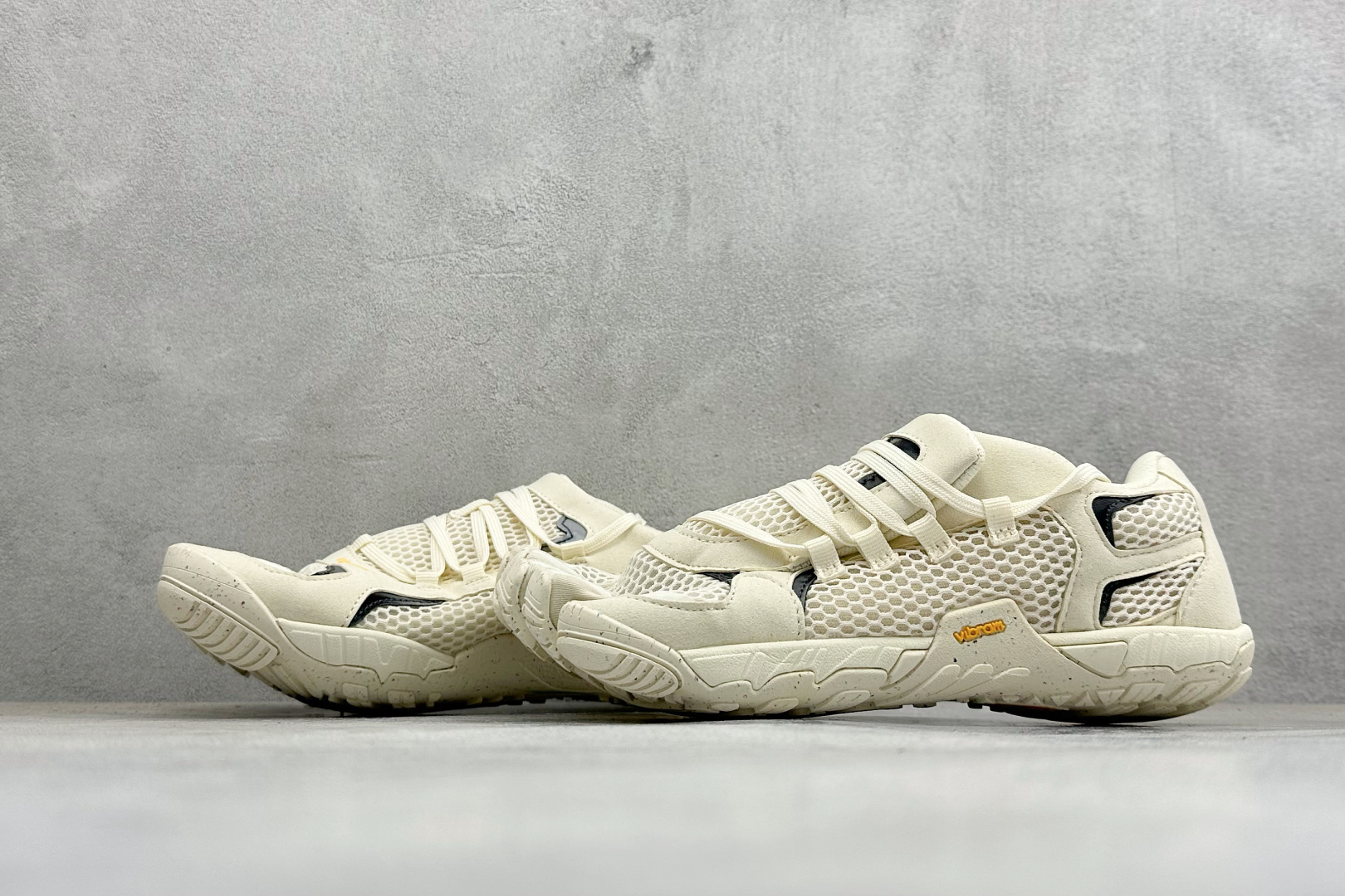 Vibram 五指鞋 专业室内综合健身运动赤足 防滑耐磨透气轻便 低帮训练鞋 货号：25M1802 尺码：36-47 编