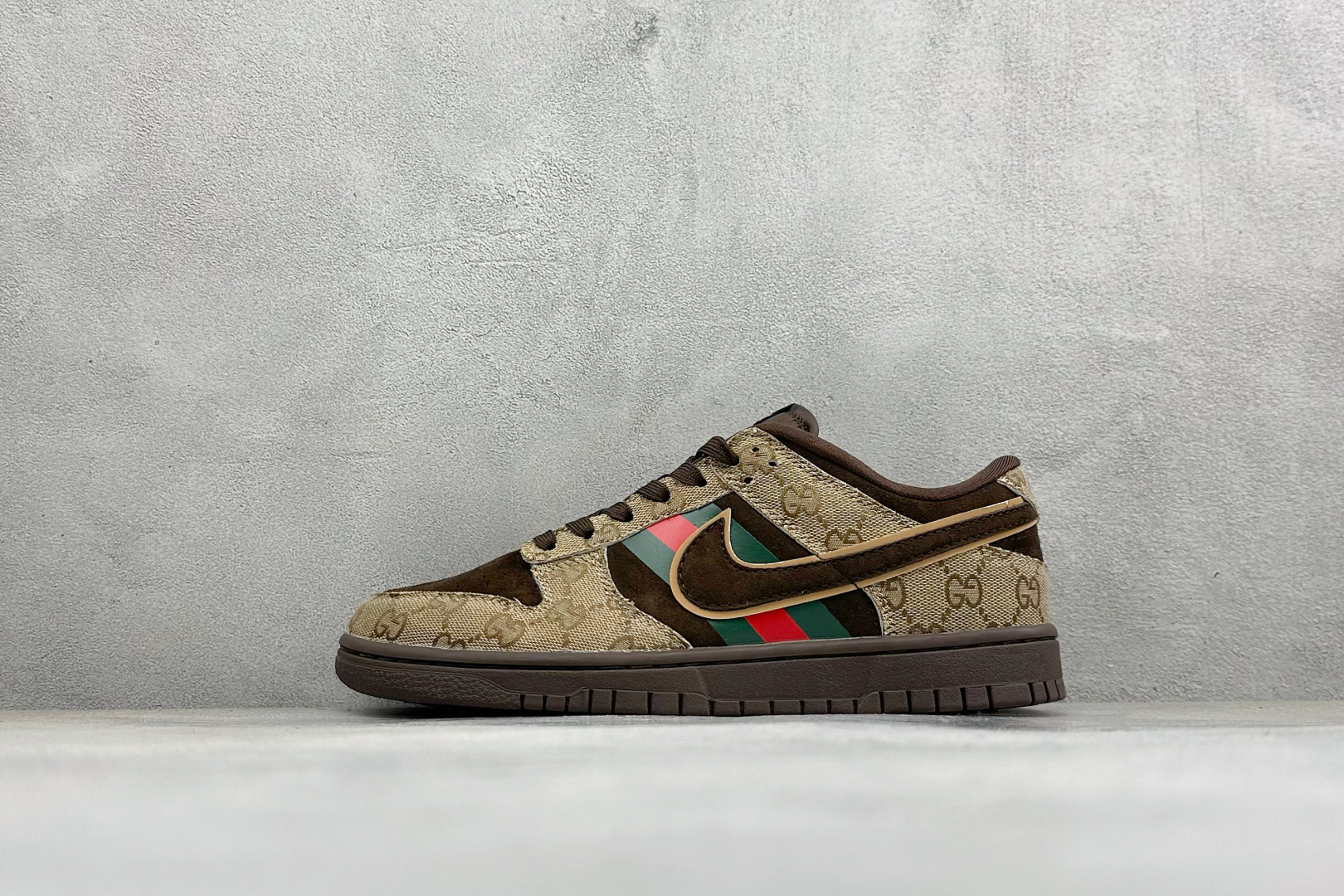 SC版Nike Dunk定制款 复古咖色板鞋|复古风直接焊在脚上🤎,美拉德棕调真的太有味道,满印老花拼接麂皮质感拉满,红 SC版Nike Dunk定制款 复古咖色板鞋|复古风直接焊在脚上🤎,美拉德棕调真的太有味道,满印老花拼接麂皮质感拉满,红