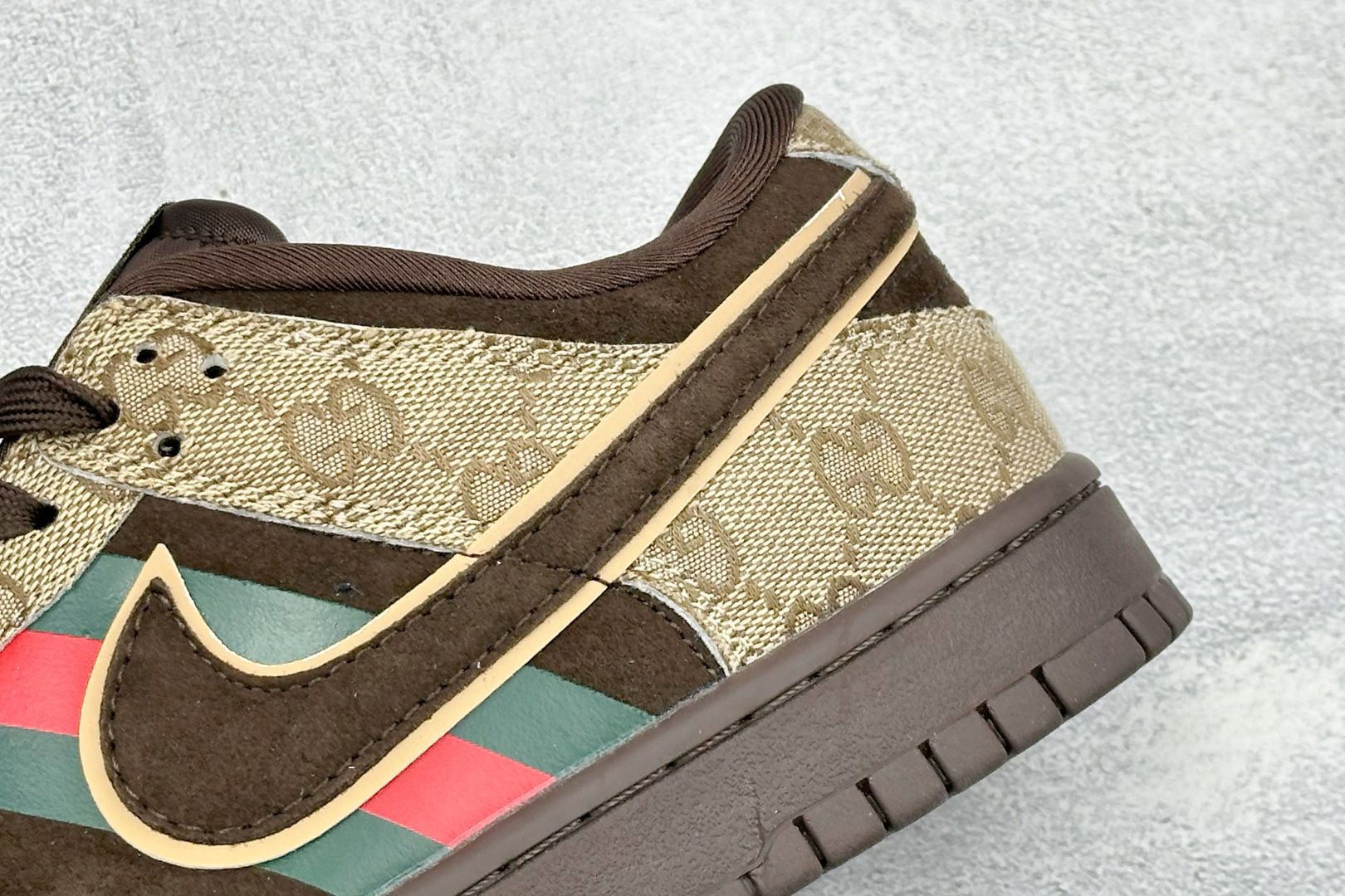 SC版Nike Dunk定制款 复古咖色板鞋|复古风直接焊在脚上🤎,美拉德棕调真的太有味道,满印老花拼接麂皮质感拉满,红 SC版Nike Dunk定制款 复古咖色板鞋|复古风直接焊在脚上🤎,美拉德棕调真的太有味道,满印老花拼接麂皮质感拉满,红