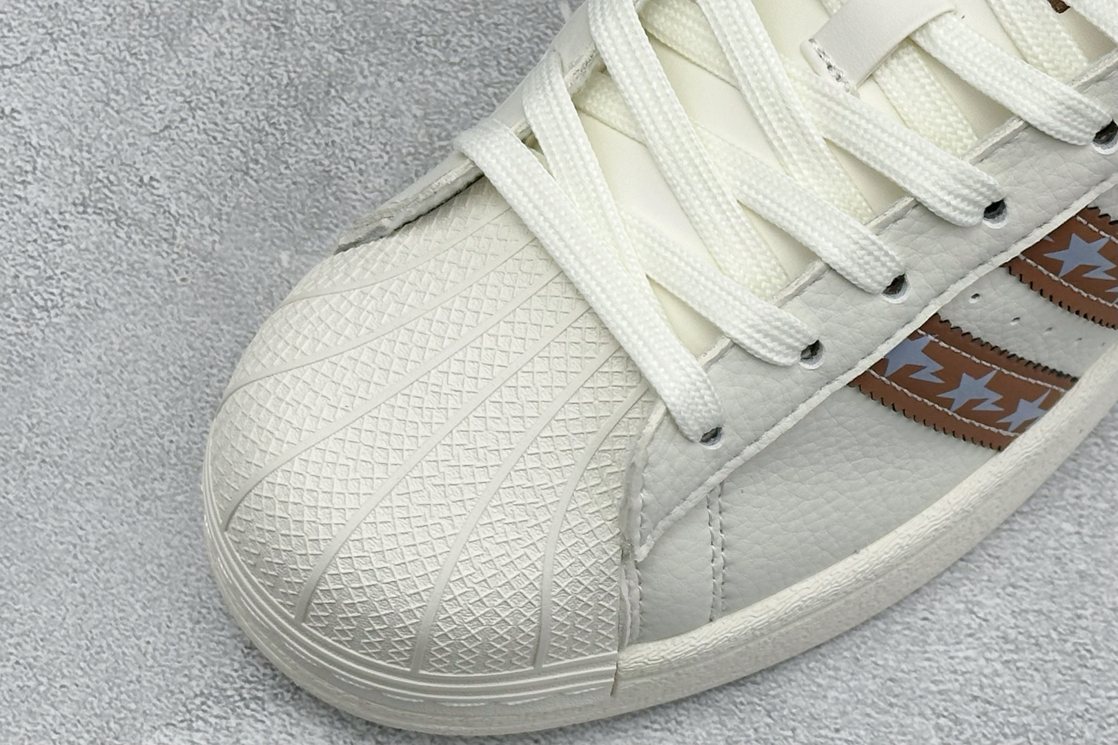 福利特价 ADIDAS SUPERSTAR 三叶草☘️经典贝壳头系列 新款休闲板鞋潮流男女士运动鞋 。鞋面柔软皮革材质 福利特价 ADIDAS SUPERSTAR 三叶草☘️经典贝壳头系列 新款休闲板鞋潮流男女士运动鞋 。鞋面柔软皮革材质