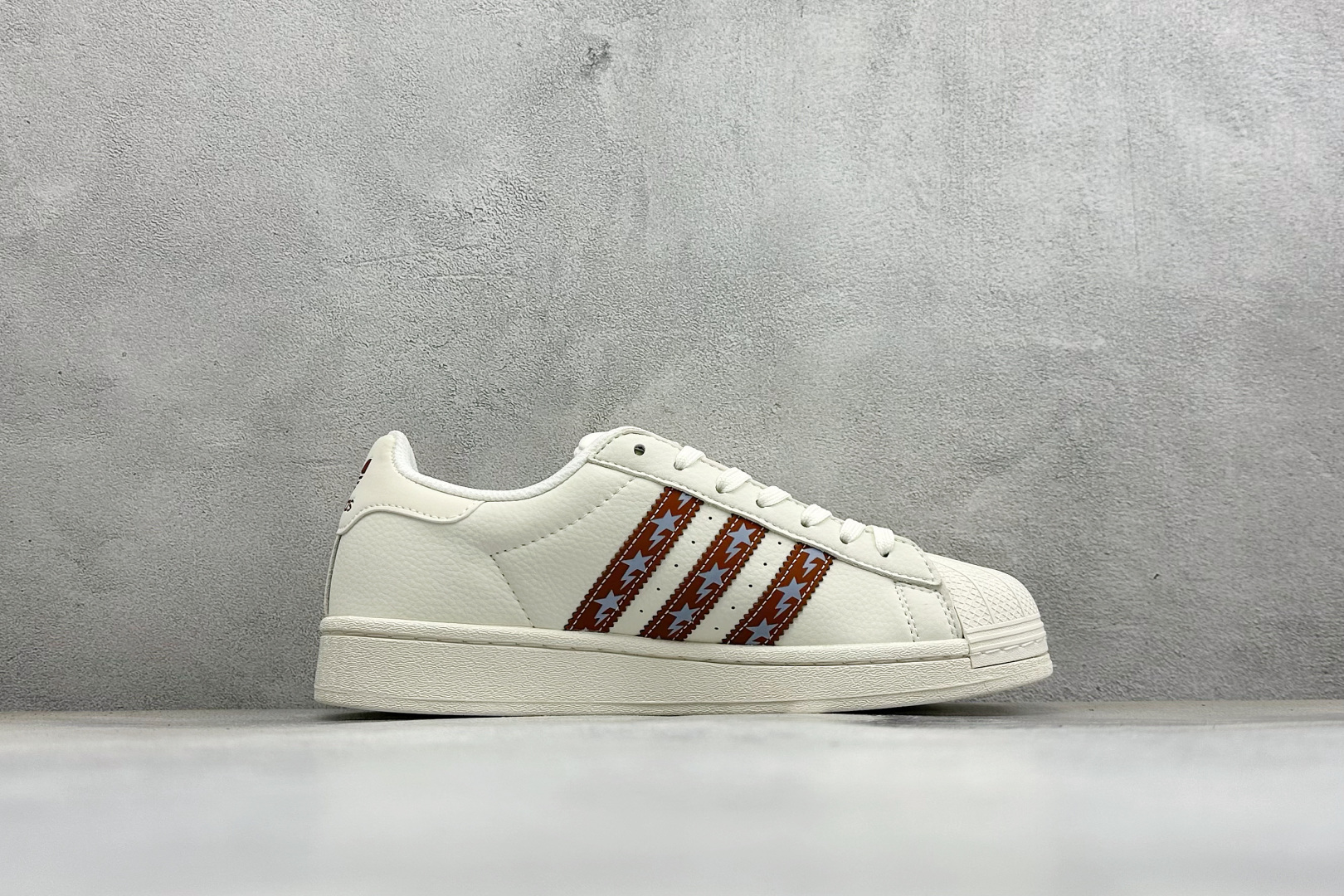 福利特价 ADIDAS SUPERSTAR 三叶草☘️经典贝壳头系列 新款休闲板鞋潮流男女士运动鞋 。鞋面柔软皮革材质 福利特价 ADIDAS SUPERSTAR 三叶草☘️经典贝壳头系列 新款休闲板鞋潮流男女士运动鞋 。鞋面柔软皮革材质