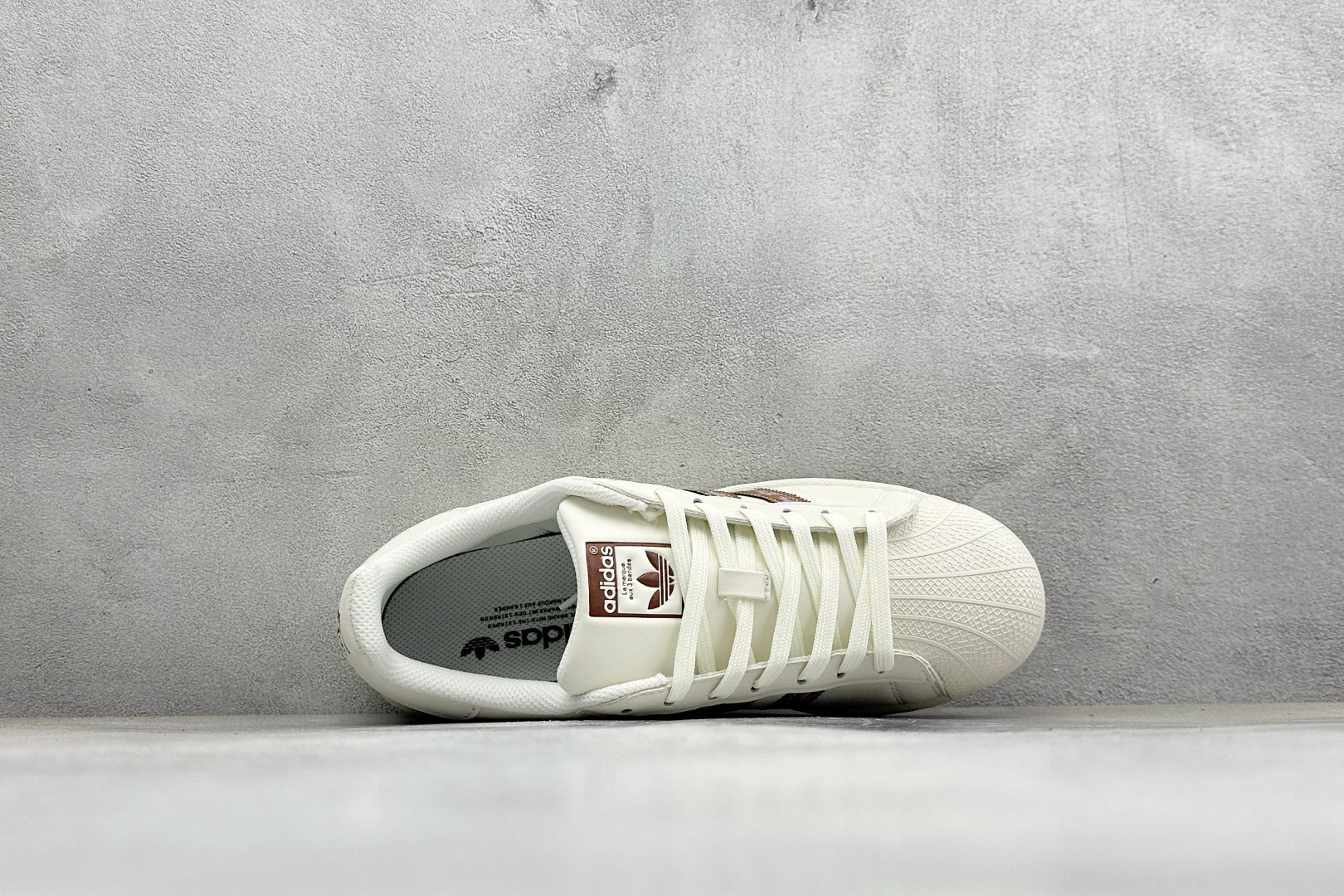 福利特价 ADIDAS SUPERSTAR 三叶草☘️经典贝壳头系列 新款休闲板鞋潮流男女士运动鞋 。鞋面柔软皮革材质 福利特价 ADIDAS SUPERSTAR 三叶草☘️经典贝壳头系列 新款休闲板鞋潮流男女士运动鞋 。鞋面柔软皮革材质