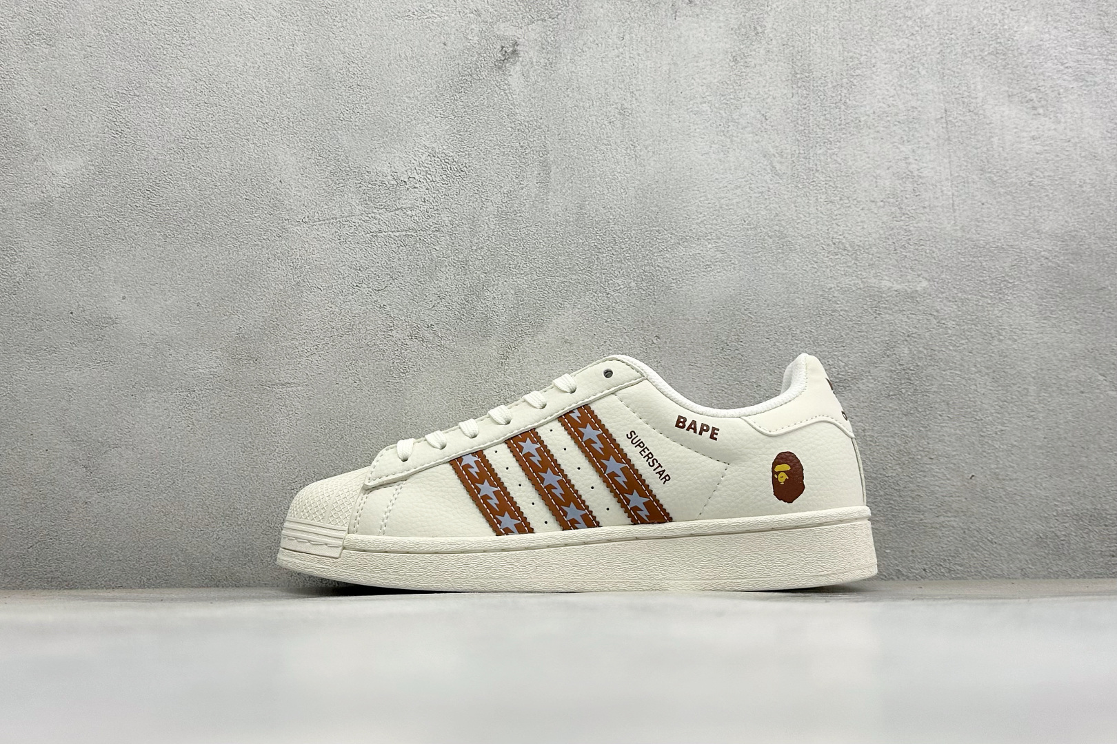 福利特价 ADIDAS SUPERSTAR 三叶草☘️经典贝壳头系列 新款休闲板鞋潮流男女士运动鞋 。鞋面柔软皮革材质 福利特价 ADIDAS SUPERSTAR 三叶草☘️经典贝壳头系列 新款休闲板鞋潮流男女士运动鞋 。鞋面柔软皮革材质