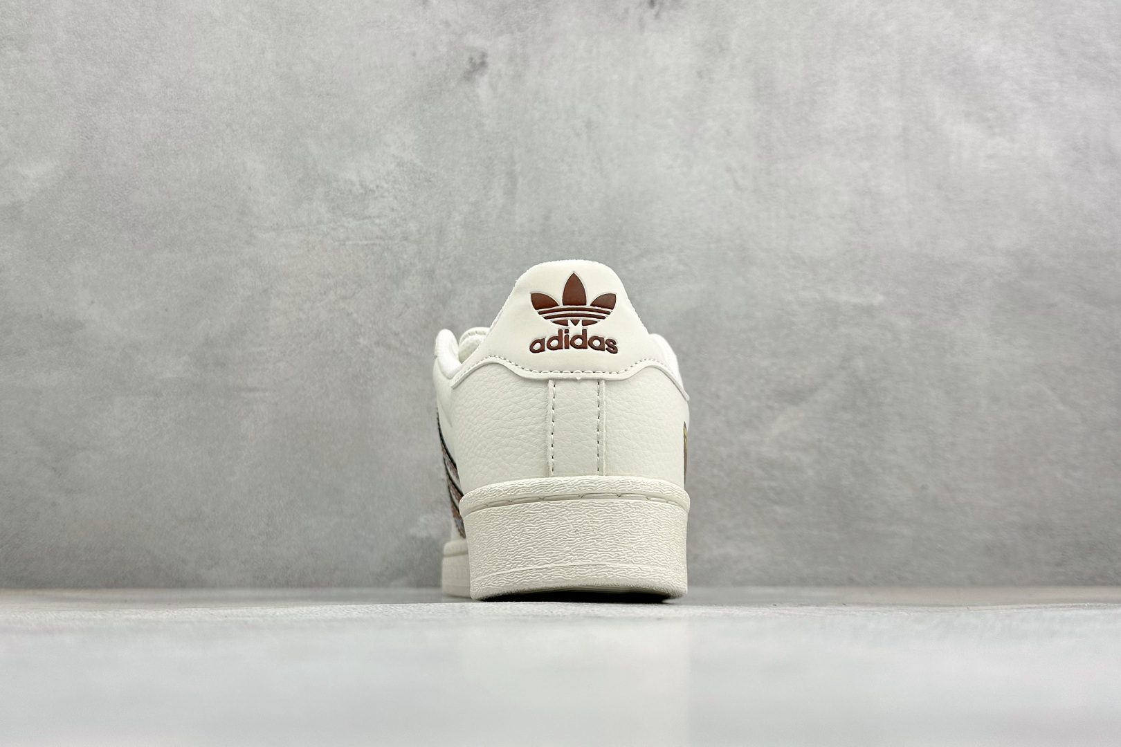 福利特价 ADIDAS SUPERSTAR 三叶草☘️经典贝壳头系列 新款休闲板鞋潮流男女士运动鞋 。鞋面柔软皮革材质 福利特价 ADIDAS SUPERSTAR 三叶草☘️经典贝壳头系列 新款休闲板鞋潮流男女士运动鞋 。鞋面柔软皮革材质