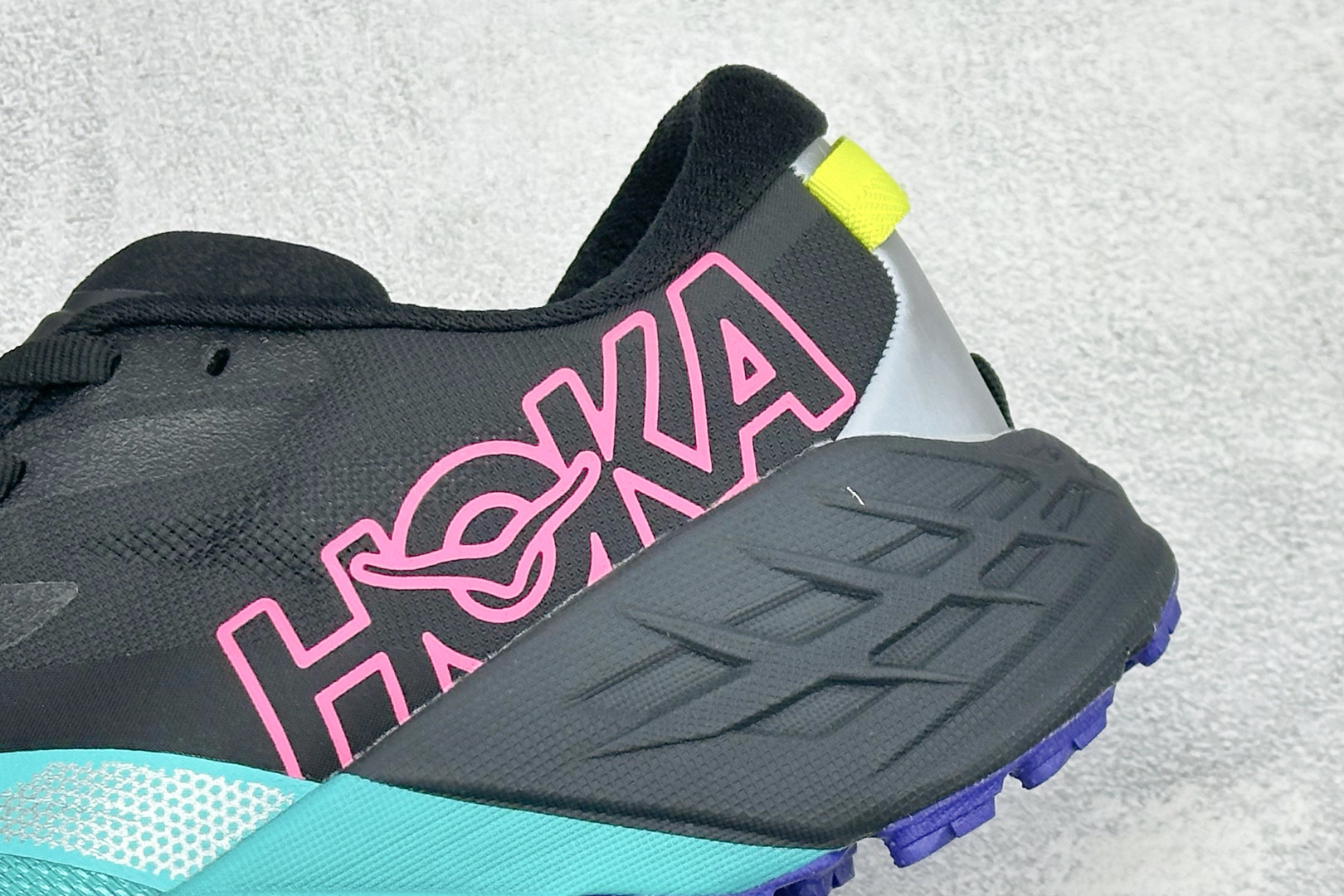 HOKA ONE ONE SPEEDGOAT 7 舒适百搭越野跑鞋 J-FRAME™M结构拥有专利认证，避免防过度内 旋