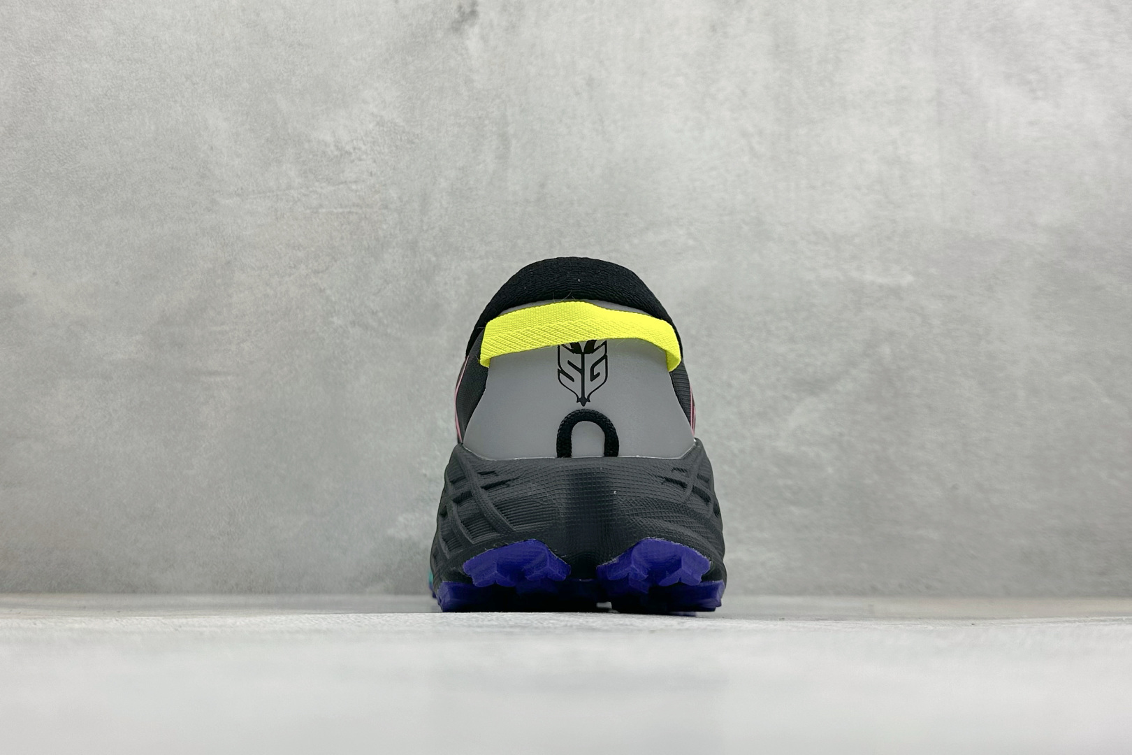 HOKA ONE ONE SPEEDGOAT 7 舒适百搭越野跑鞋 J-FRAME™M结构拥有专利认证，避免防过度内 旋