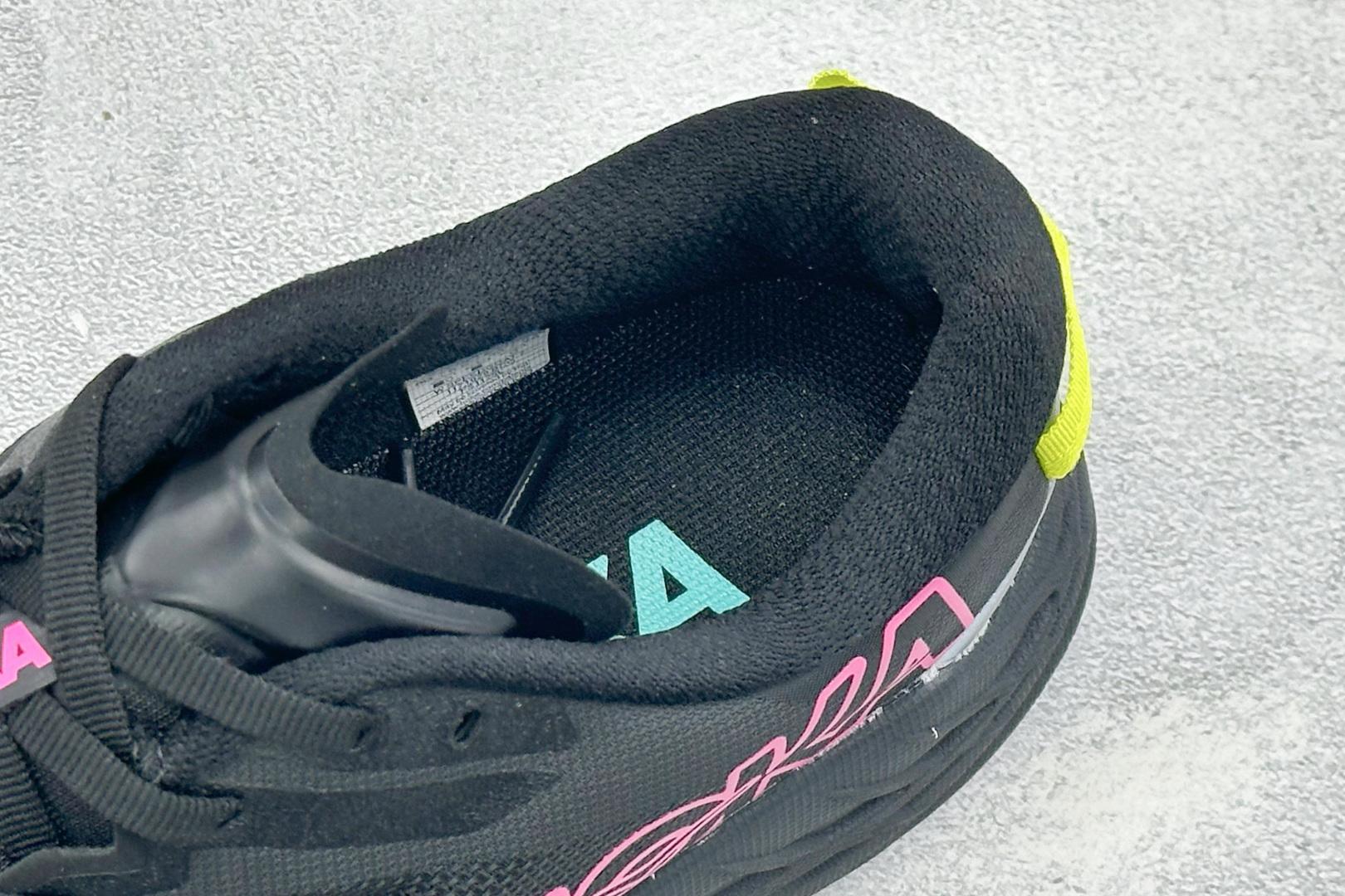 HOKA ONE ONE SPEEDGOAT 7 舒适百搭越野跑鞋 J-FRAME™M结构拥有专利认证，避免防过度内 旋