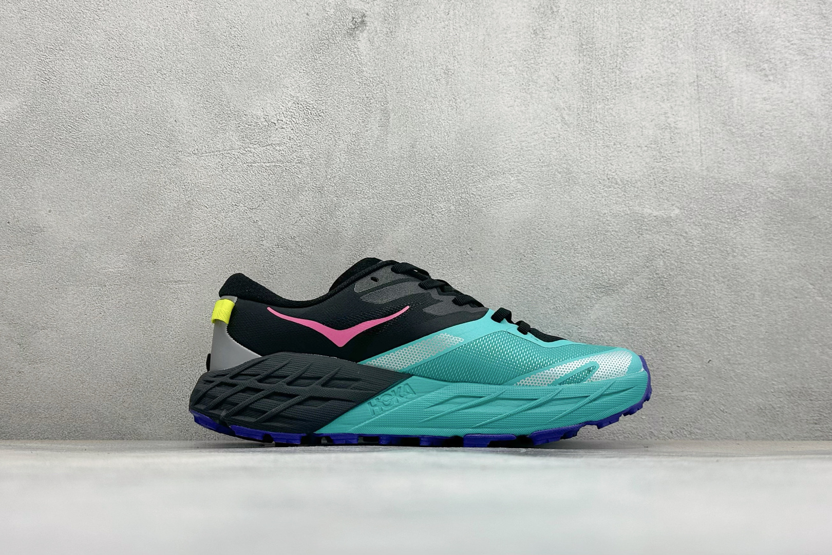 HOKA ONE ONE SPEEDGOAT 7 舒适百搭越野跑鞋 J-FRAME™M结构拥有专利认证，避免防过度内 旋