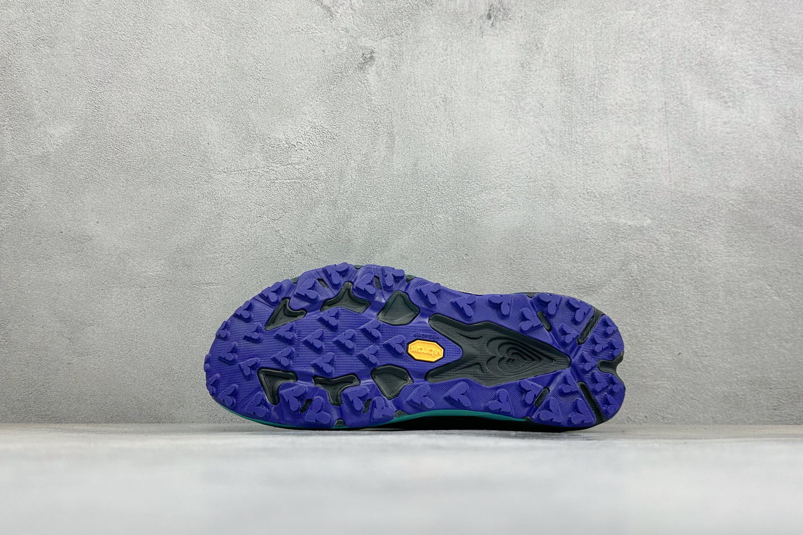 HOKA ONE ONE SPEEDGOAT 7 舒适百搭越野跑鞋 J-FRAME™M结构拥有专利认证，避免防过度内 旋