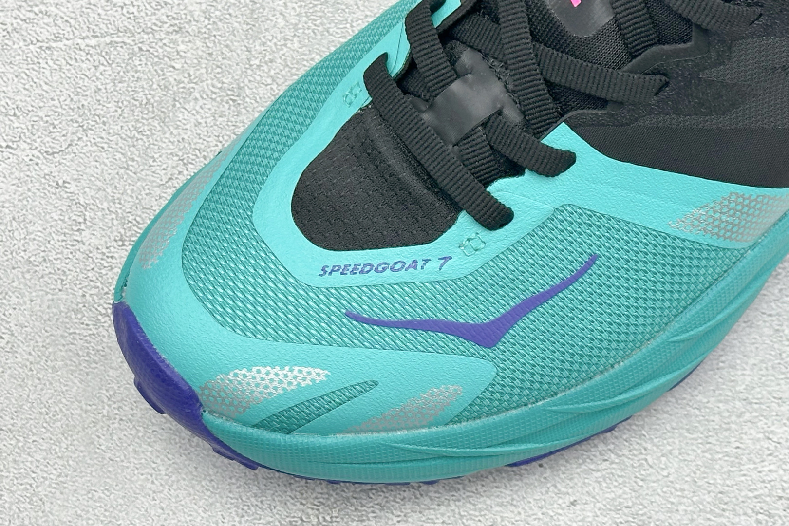 HOKA ONE ONE SPEEDGOAT 7 舒适百搭越野跑鞋 J-FRAME™M结构拥有专利认证，避免防过度内 旋