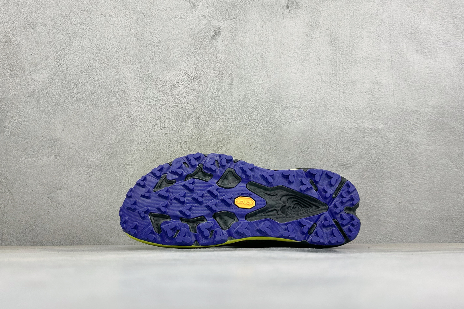 HOKA ONE ONE SPEEDGOAT 7 舒适百搭越野跑鞋 J-FRAME™M结构拥有专利认证，避免防过度内 旋