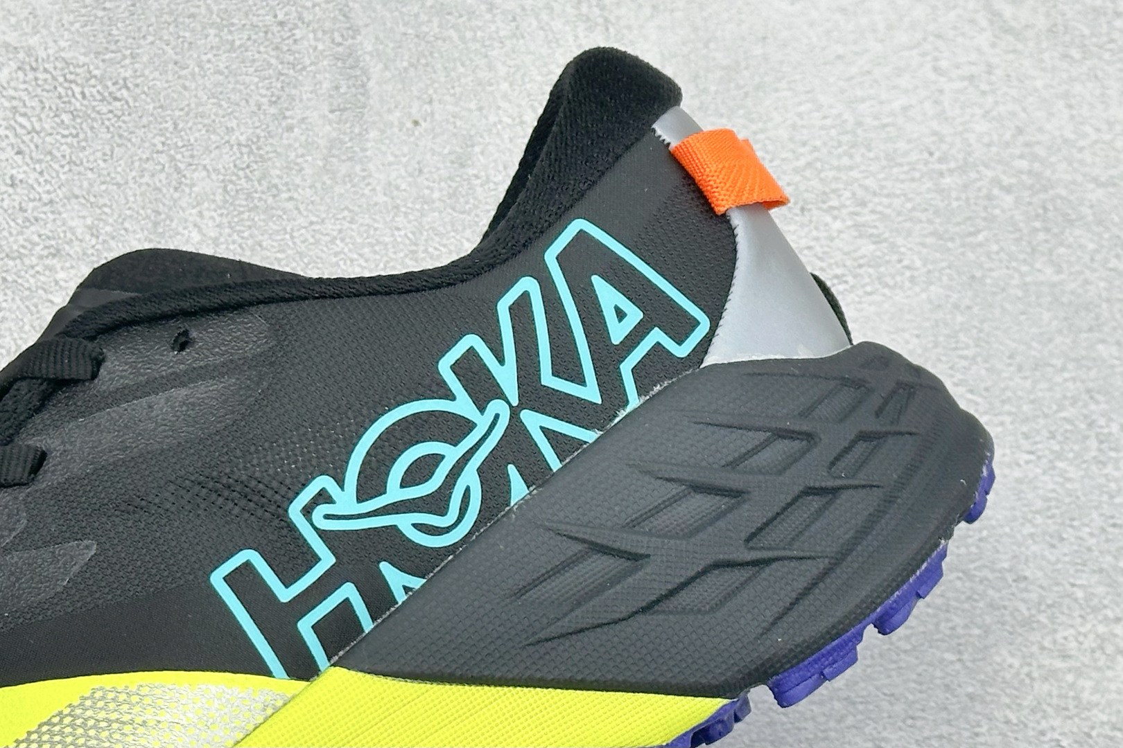 HOKA ONE ONE SPEEDGOAT 7 舒适百搭越野跑鞋 J-FRAME™M结构拥有专利认证，避免防过度内 旋