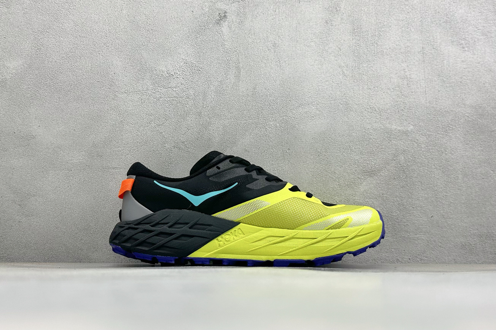 HOKA ONE ONE SPEEDGOAT 7 舒适百搭越野跑鞋 J-FRAME™M结构拥有专利认证，避免防过度内 旋